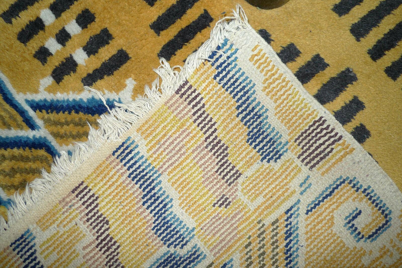 Ein sehr seltener RKO Ningxia (Ninghsia)-Teppich aus Westchina aus dem 19 
Ein sehr seltener und typischer Ningxia RKO-Teppich aus dem letzten Viertel des 19. Jahrhunderts mit vollem Flor und sehr weichem 
wolle. Die Abmessungen sind: 175 x 80 cm