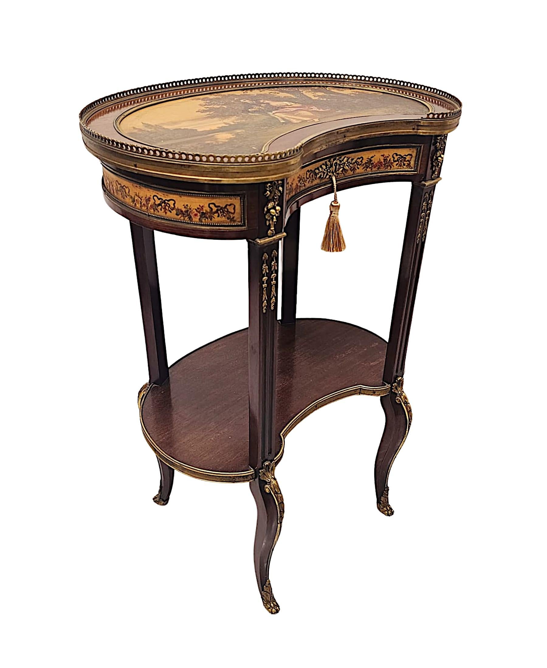 Rarissima lampada o tavolino in mogano Vernis Martin del XIX secolo.  Questo splendido pezzo è di qualità eccezionale, finemente intagliato a mano con una ricca patinatura e venature, dotato di montature ormolu fuse e decorate con pannelli in Vernis
