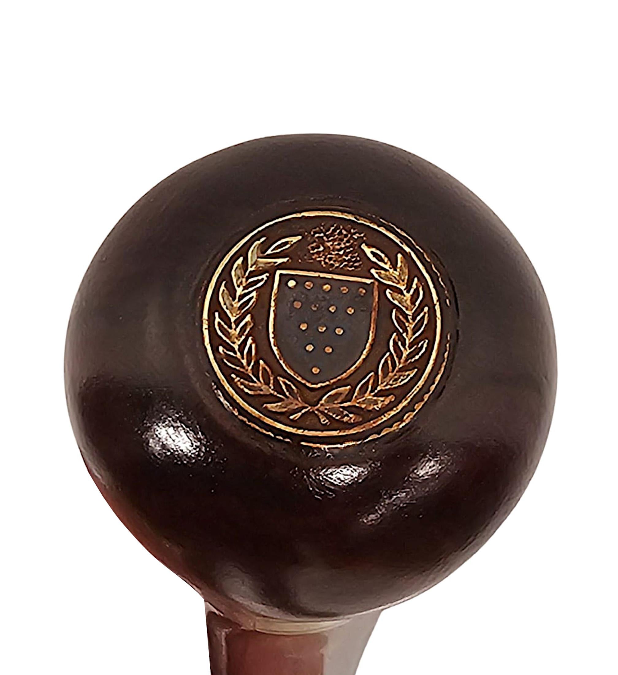 Une canne très rare du 19ème siècle, bien figurée, avec un flacon de mélange de peinture, une palette d'aquarelle et des pinceaux.  Cette pièce exceptionnelle est finement sculptée à la main, avec une patine riche et un grain, et présente un superbe