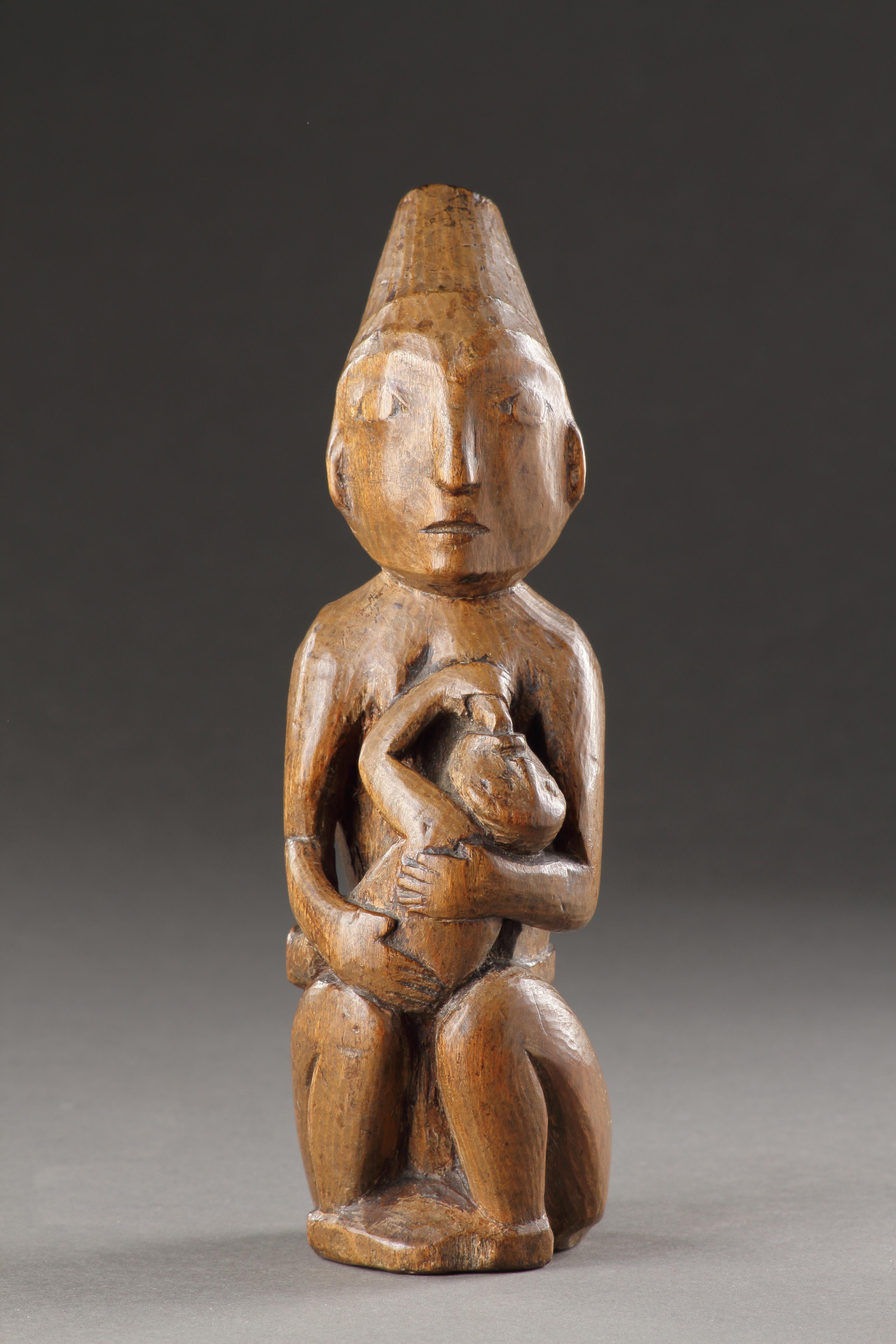 Une figurine de maternité très rare du début de la côte nord-ouest 
Patine vieillie par la manipulation 
Bois 
Kwakiutl (Kwakwaka 'wakw') Côte nord-ouest de l'Amérique / Nootka 
19ème siècle 

TAILLE : 20cm de haut - 8 ins de haut 

PROVENANCE :