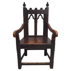 Un très rare fauteuil gothique du 19ème siècle en orme et pin