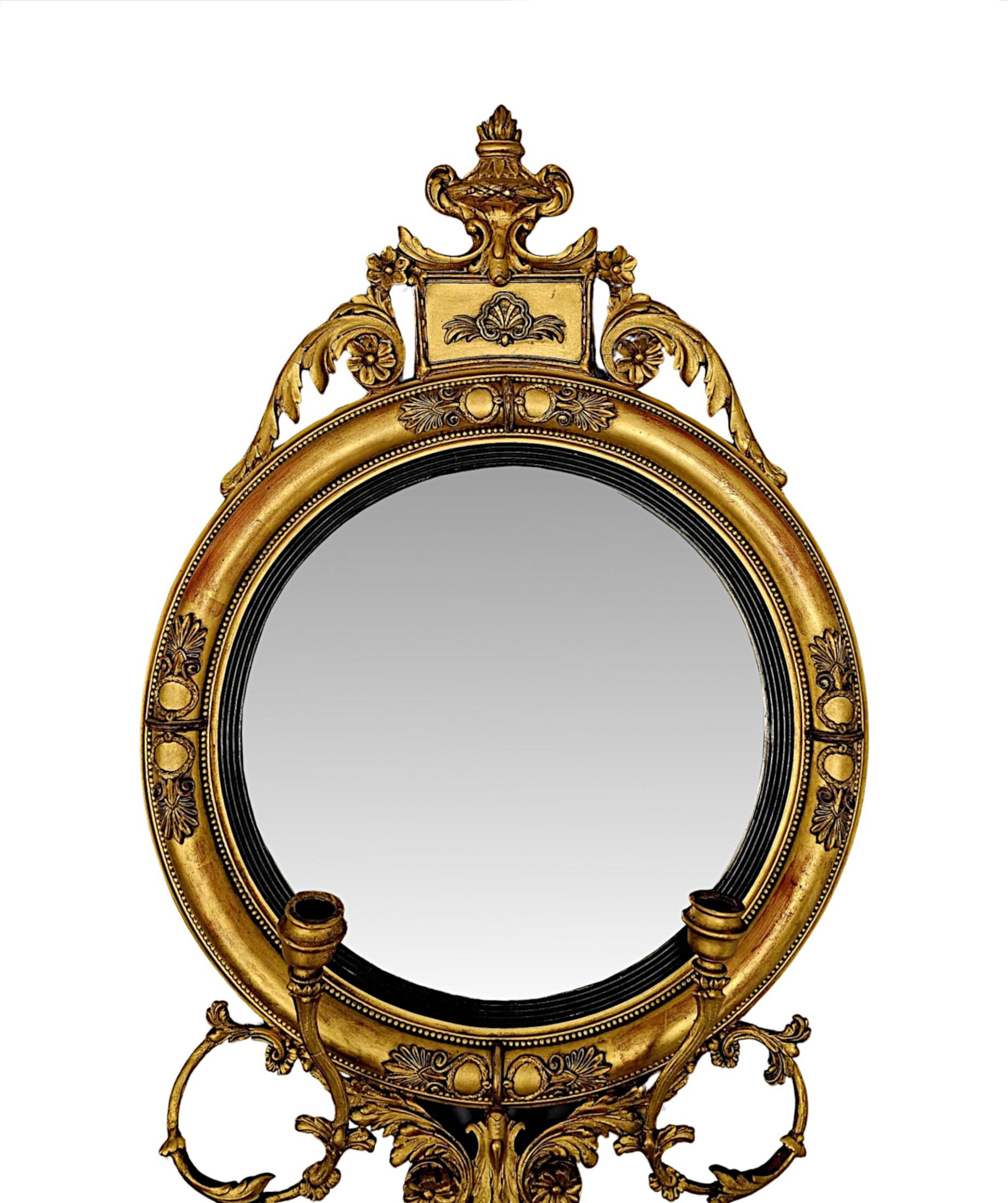 Un très rare et fin miroir girondole en bois doré du 19ème siècle, d'une qualité exceptionnelle.  La plaque de verre miroir convexe de forme circulaire est enchâssée dans un superbe cadre en bois doré sculpté à la main, mouluré et cannelé, avec de