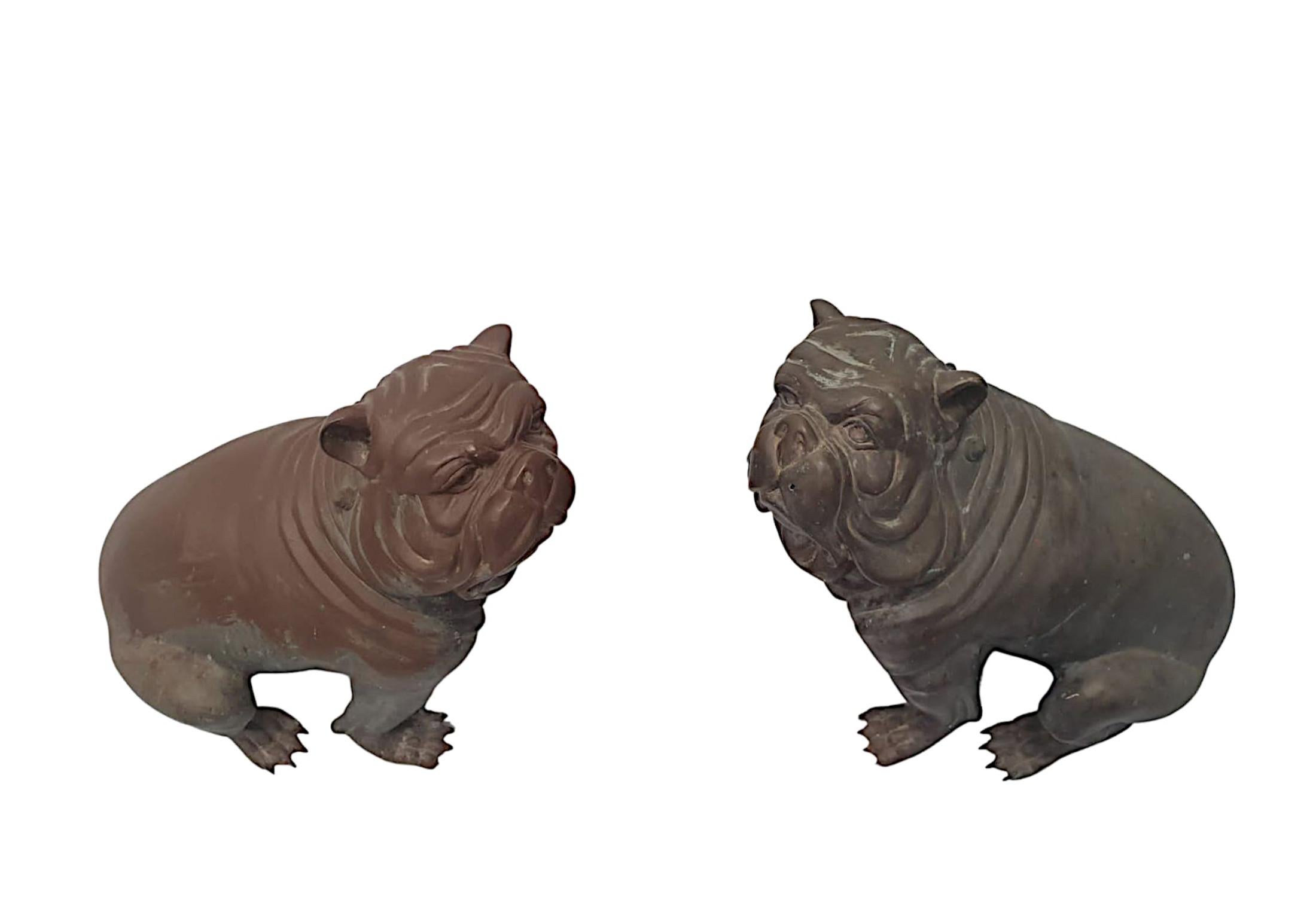 Anglais Paire de chiens de taureau animaliers en bronze du début du 20e siècle, très rare et raffinée en vente