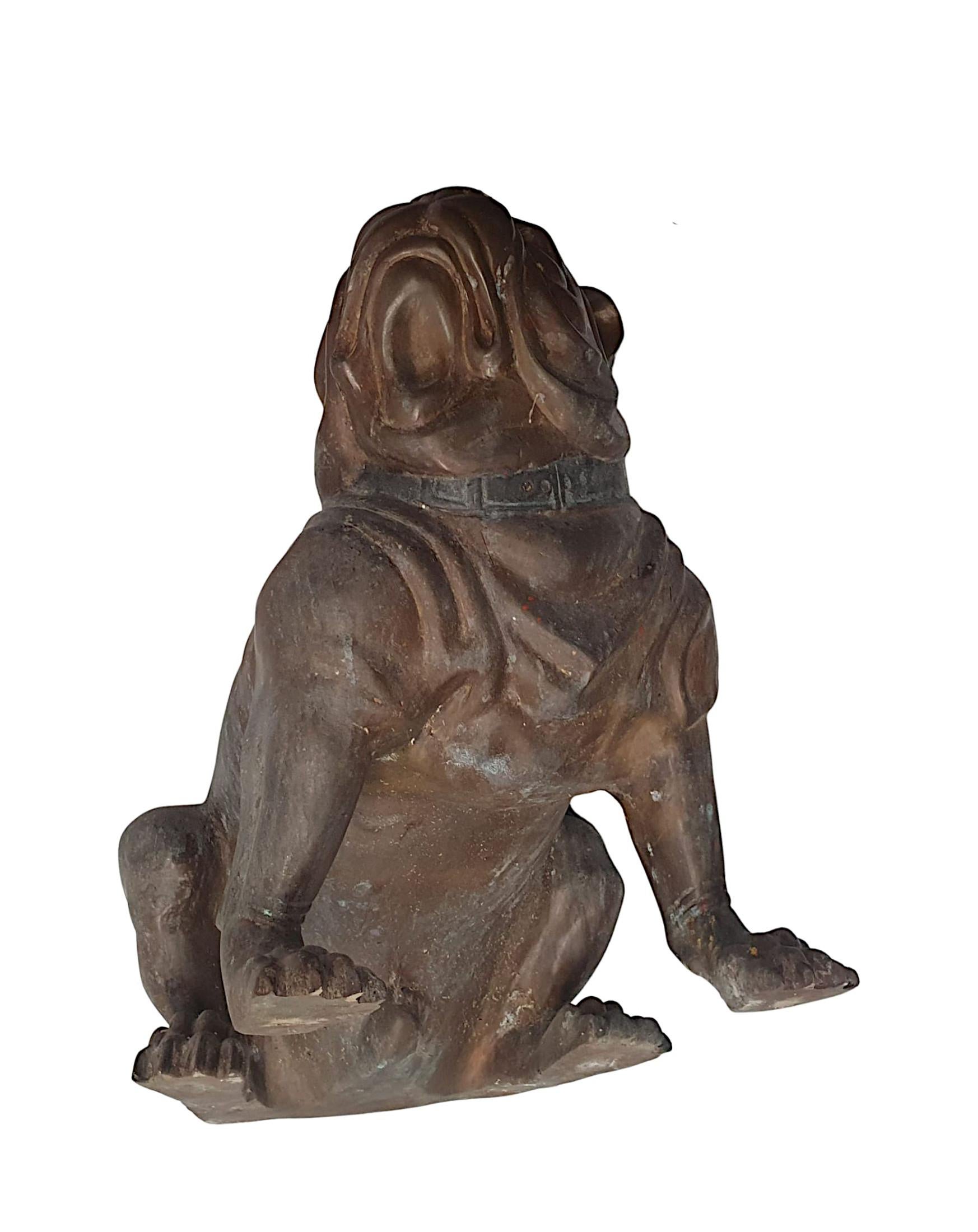 Paire de chiens de taureau animaliers en bronze du début du 20e siècle, très rare et raffinée en vente 1