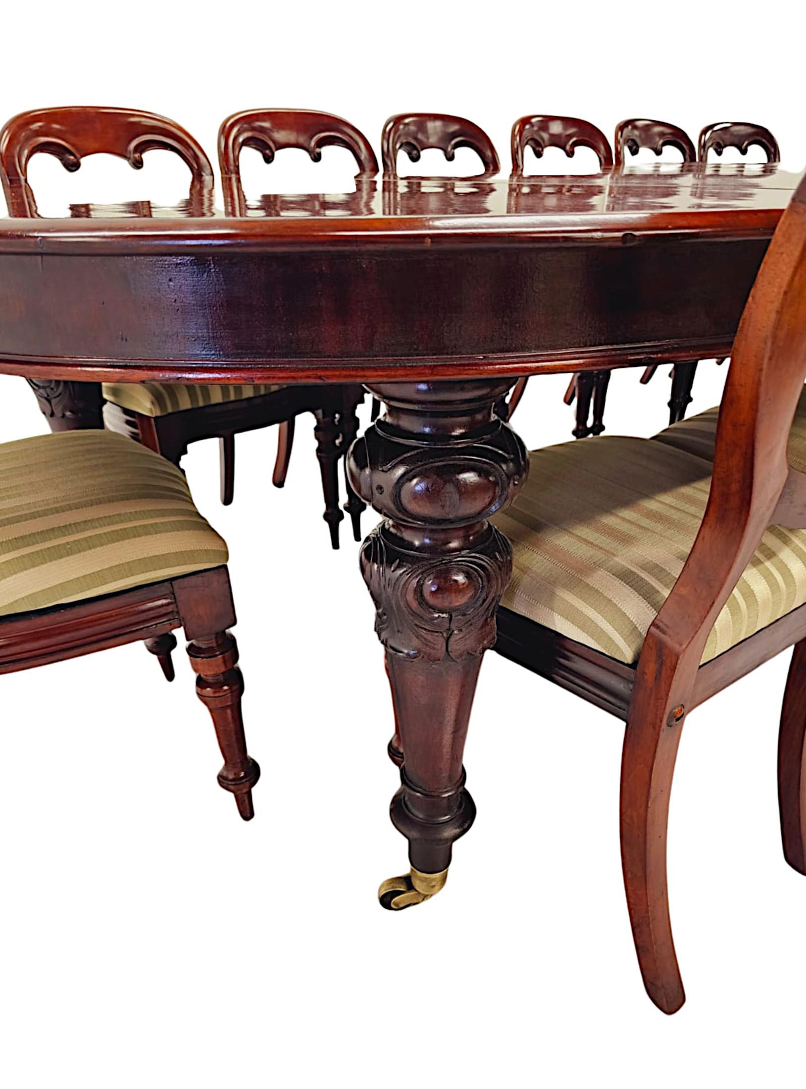 Très rare et fine table de salle à manger en D à rallonge en acajou massif irlandais du 19e siècle, à la manière de Strahan de Dublin, étonnamment sculptée à la main, avec une patine et un grain d'une grande richesse.  Cette pièce fabuleuse est