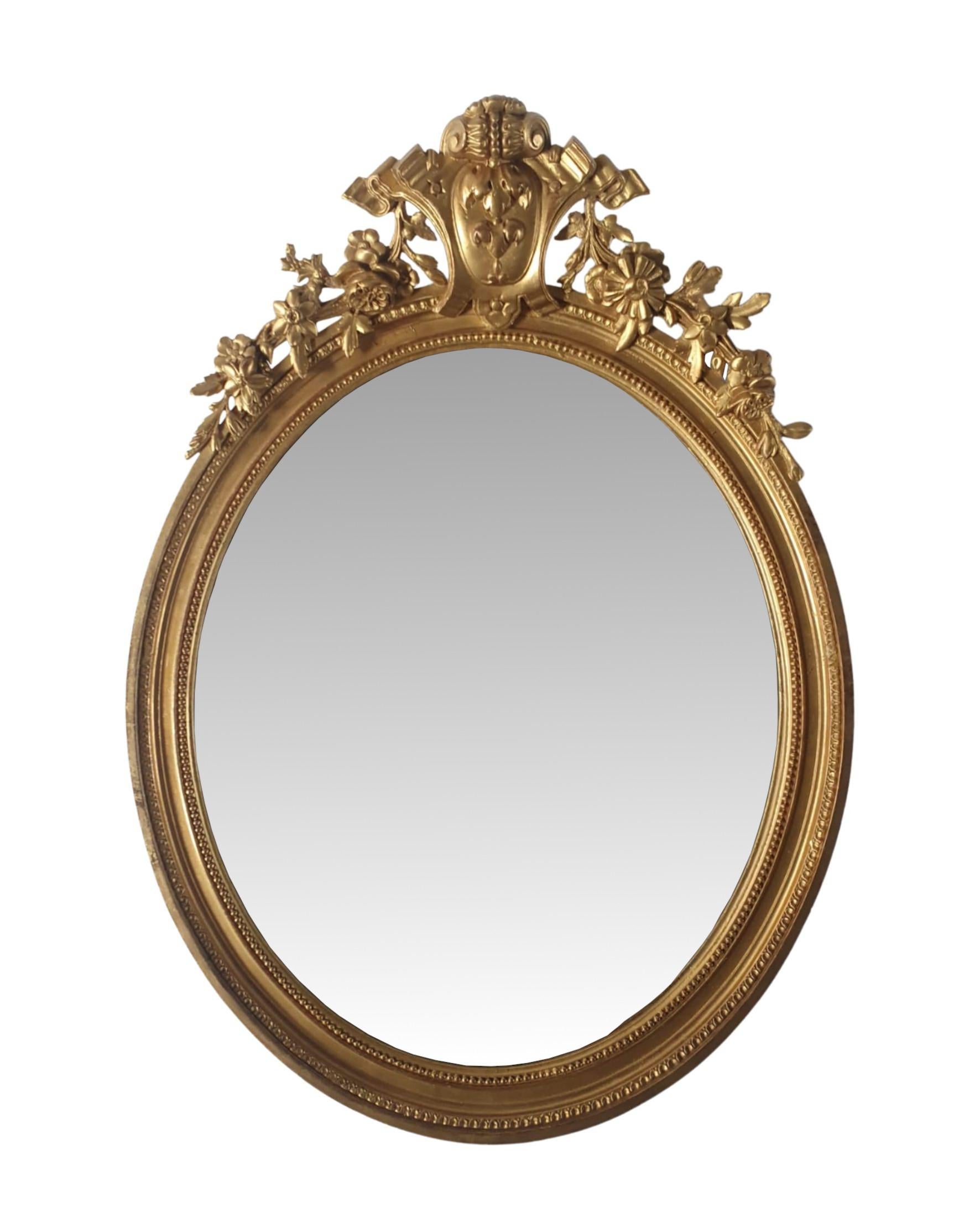 Ein sehr seltenes Paar vergoldeter Pfeilerspiegel aus dem 19. Jahrhundert, fein von Hand geschnitzt, von hervorragender Qualität und in ausgezeichnetem Zustand.   Die ovale Spiegelglasplatte befindet sich in einem fabelhaften, profilierten und