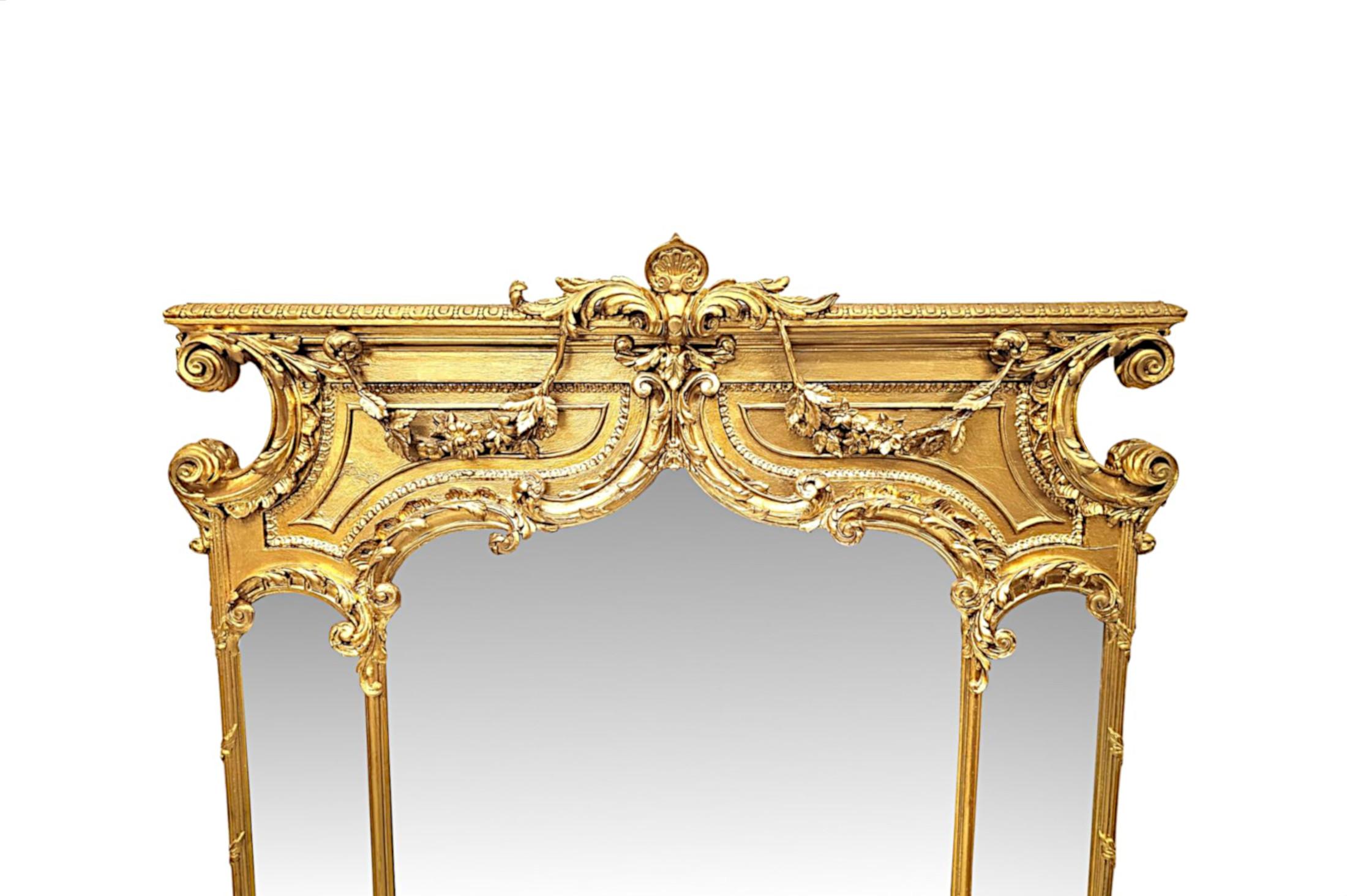 Un très rare et impressionnant miroir à trumeau en bois doré du XIXe siècle, de grandes proportions et d'une qualité exceptionnelle.  La plaque centrale de verre miroir biseauté de forme rectangulaire flanquée de quatre autres plaques de verre