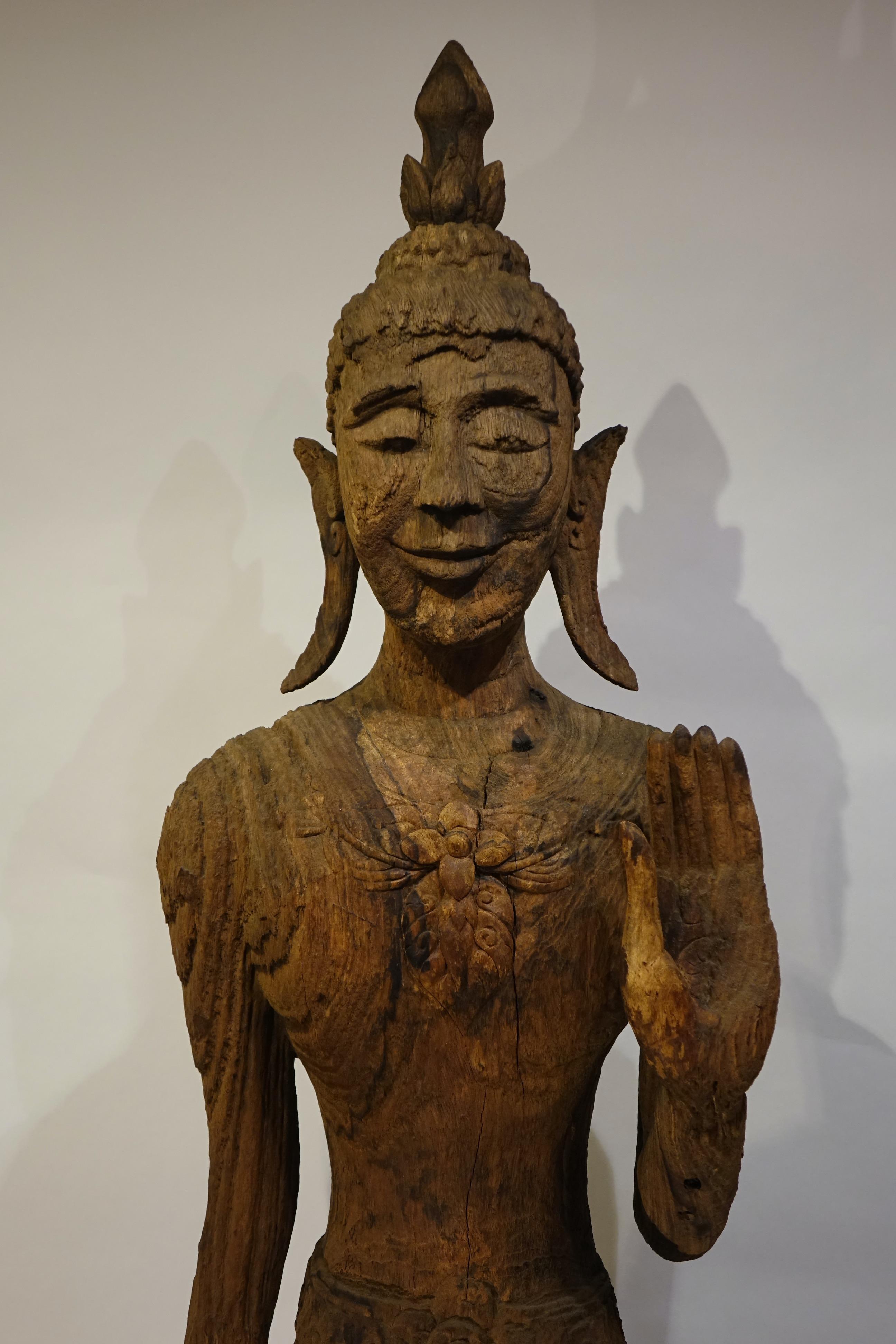Eine sehr seltene und  Große Bouddha, Laos 17. Jahrhundert. Luang Prabang Stil .
Abhaya Mudra hat seine Wurzeln in alten indischen spirituellen Traditionen und ist im Buddhismus und Hinduismus weit verbreitet. Der Begriff 