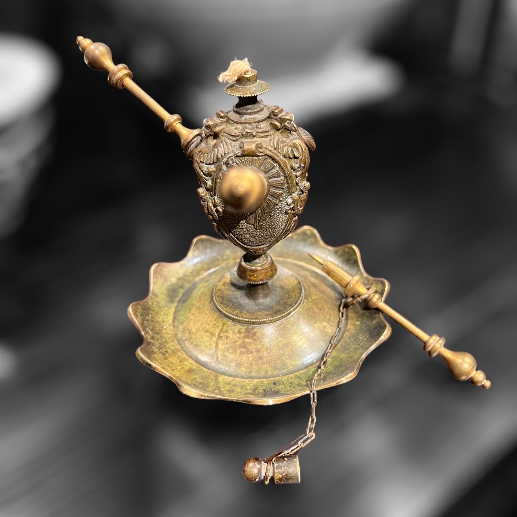Arare smokeroom lamp lighter allowing to light 3 cigars at the same time  thanks to 3 golden brass spikes and the bronze oil lamp located in the center.
 Good general condition for this beautiful well chizelled  bronze with patina of use.
A rare