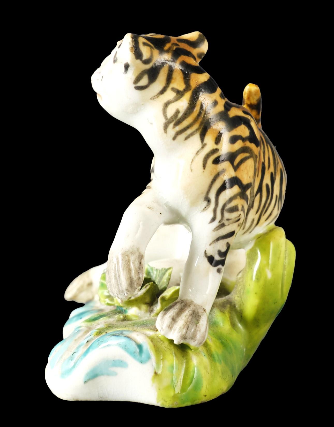 English A Very Rare Early 19th C. Derby Porcelain Figure of a Tiger, England Circa 1800 For Sale