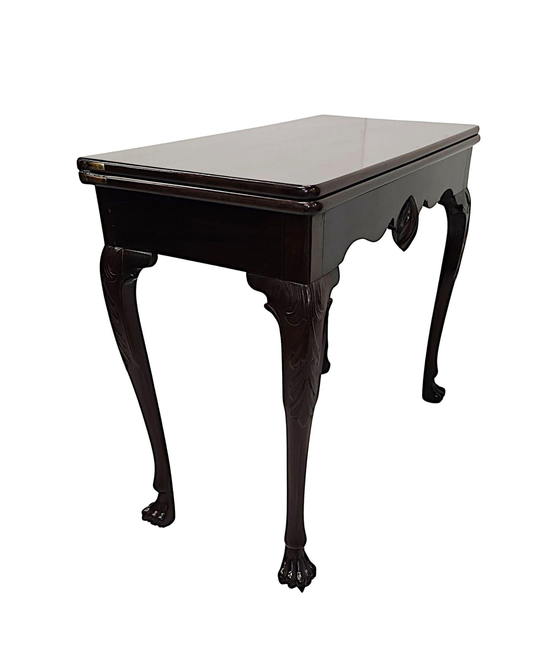 Très rare table à cartes irlandaise du début du 19ème siècle en acajou bien figuré, avec un abattant retourné et des pieds en forme de porte.  Cette pièce exceptionnelle est finement sculptée à la main et présente une patine et un grain d'une grande
