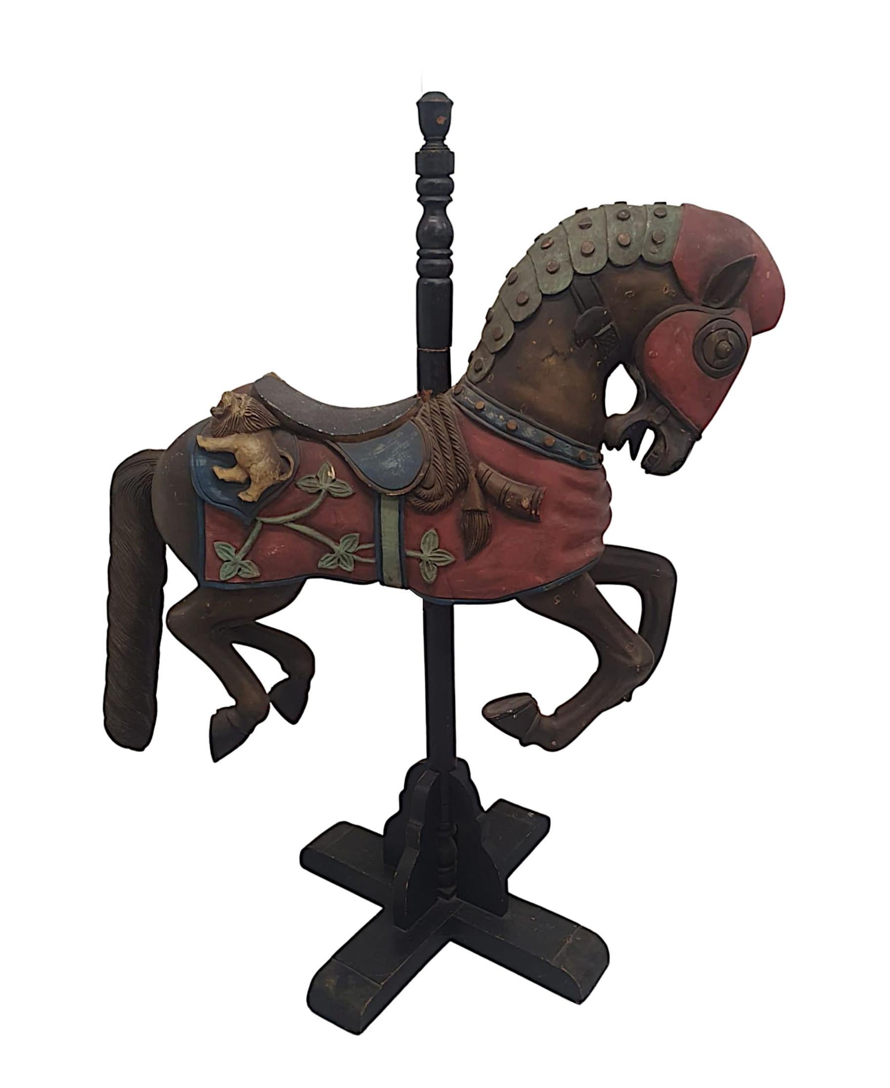 Très rare cheval de carrousel en bois du début du 20e siècle monté sur un support en bois, finement sculpté à la main et orné d'une robe armoriée rouge, bleue et or avec des détails de lion, de feuillage et de cor de chasse étonnamment sculptés.  