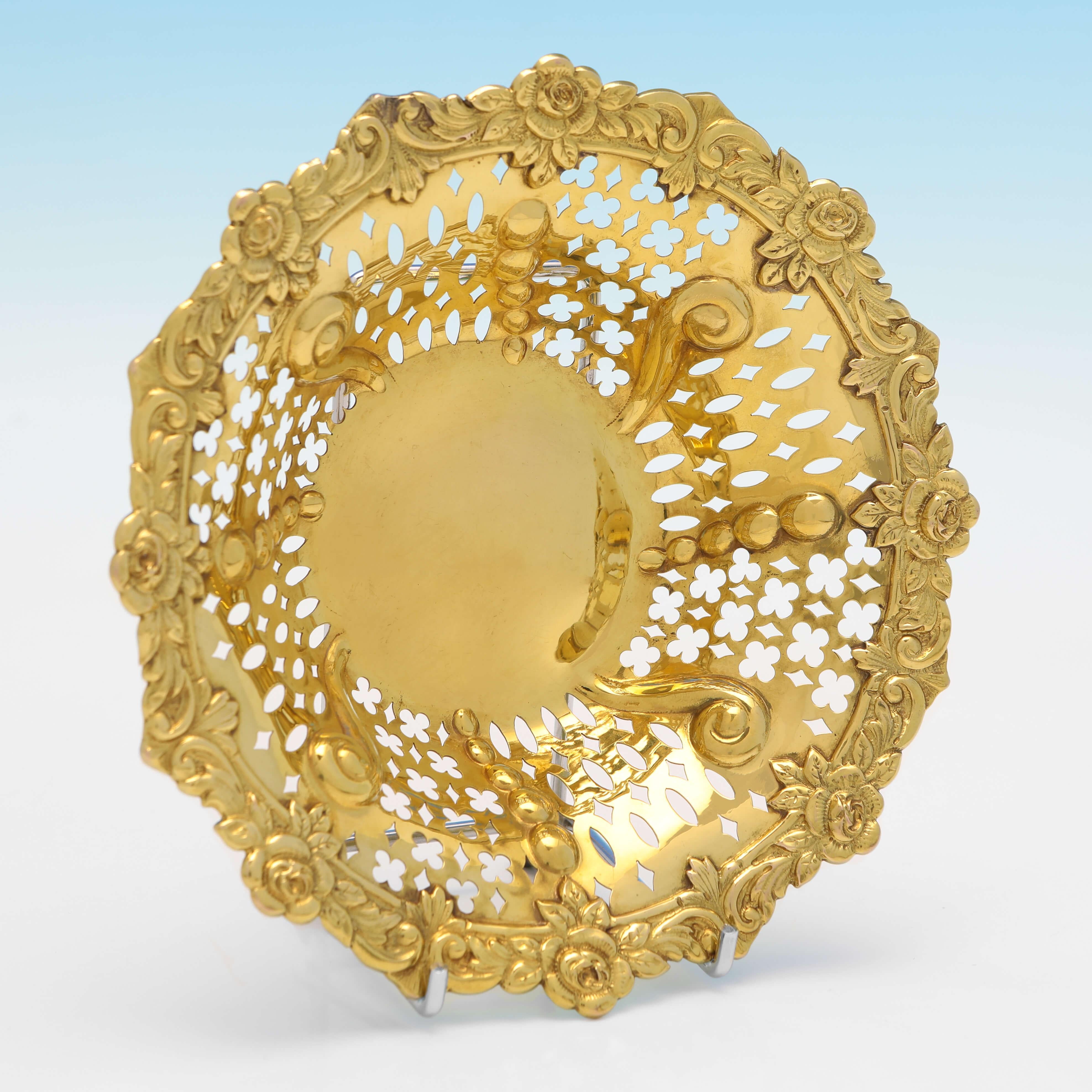 English A very rare Edwardian 9ct gold dish by Mappin & Webb - London 1903 - 142.4g For Sale
