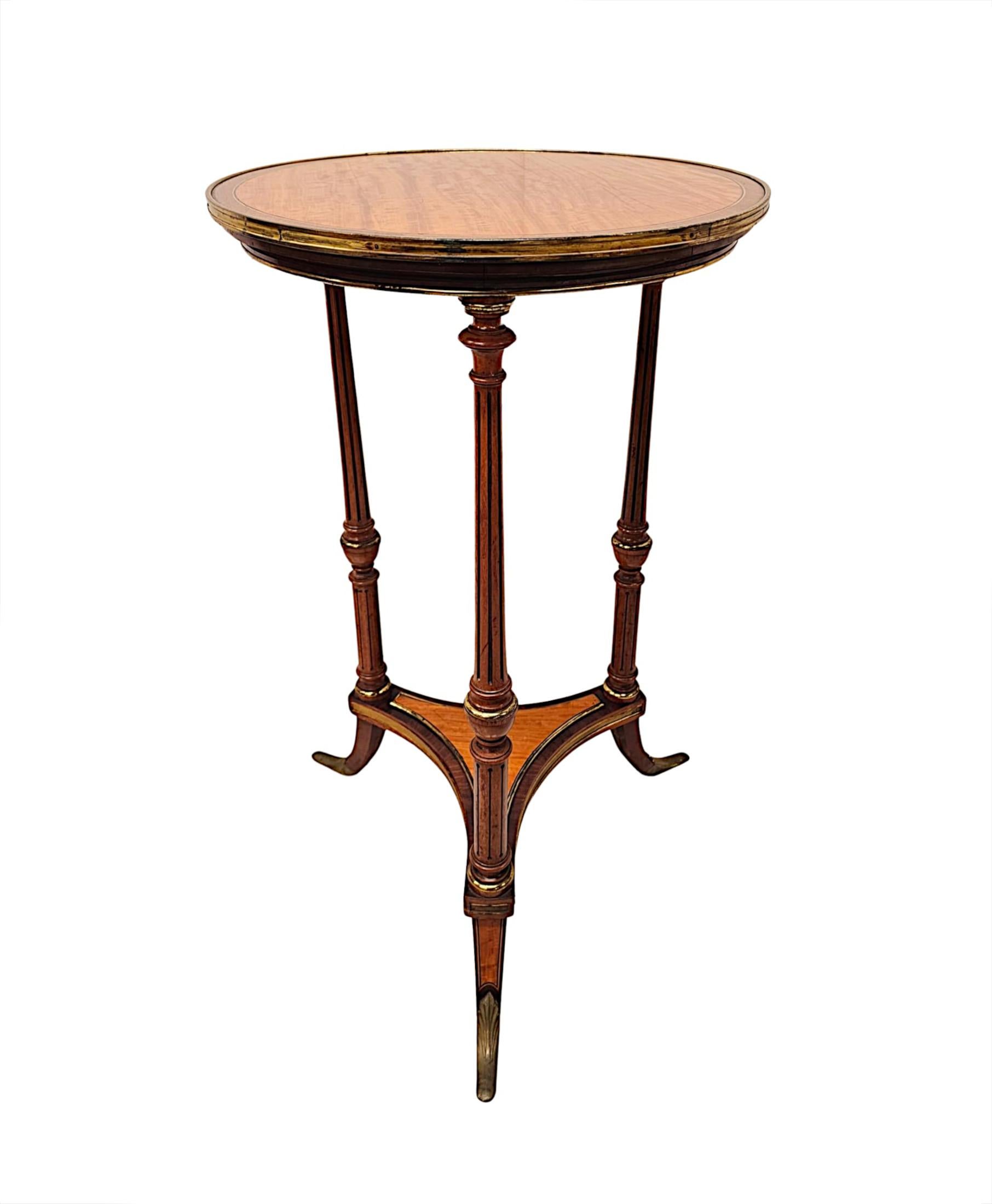 Très rare table d'appoint ou table à vin en bois satiné marqueté de l'époque édouardienne, finement sculptée et d'une qualité exceptionnelle, avec une patine riche, un grain et des ferrures en laiton finement moulées sur l'ensemble.  Le plateau