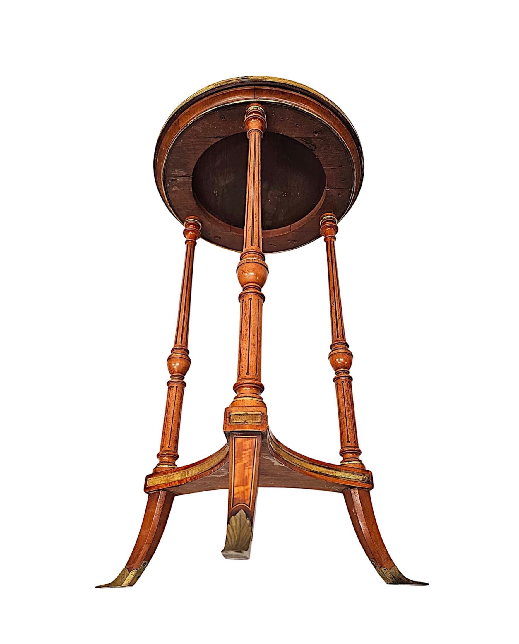 20ième siècle Très rare table d'appoint ou de vin édouardienne incrustée avec accessoires en laiton en vente
