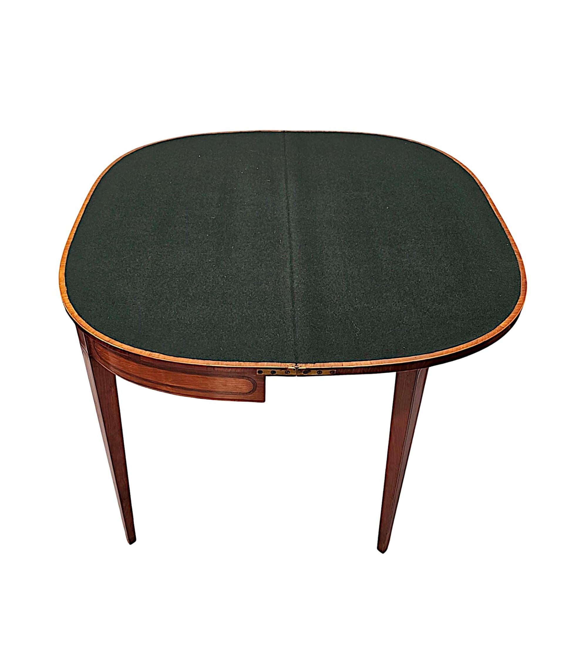 Très rare table à cartes géorgienne en palissandre et bois de satin, à pieds tournants.  Cette pièce exceptionnelle est finement sculptée à la main, avec une patine très riche, un grain fin, des incrustations et des détails peints à la main.  La