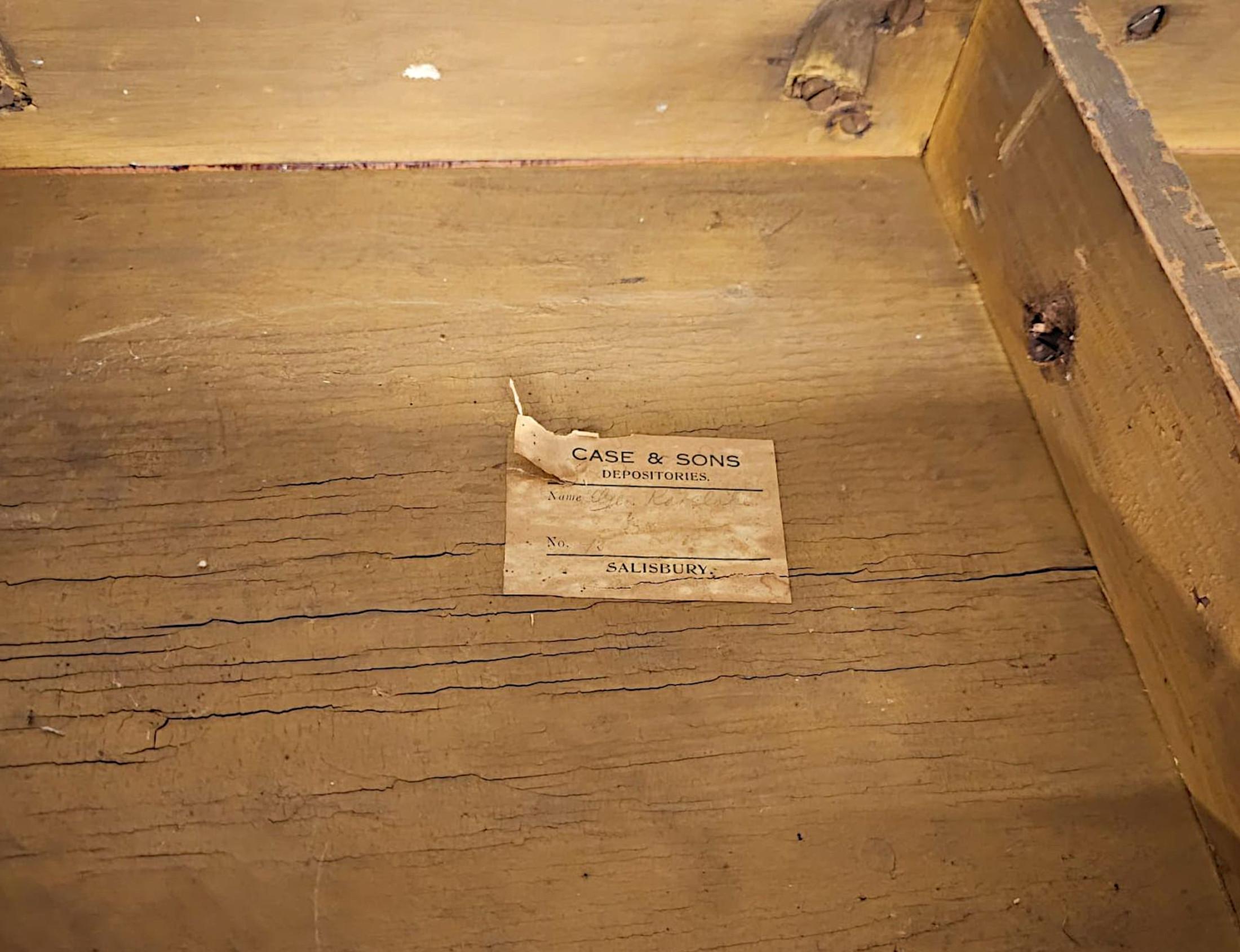 Laiton Une très rare table à cartes géorgienne peinte à la main et incrustée de feuilles tournantes en vente