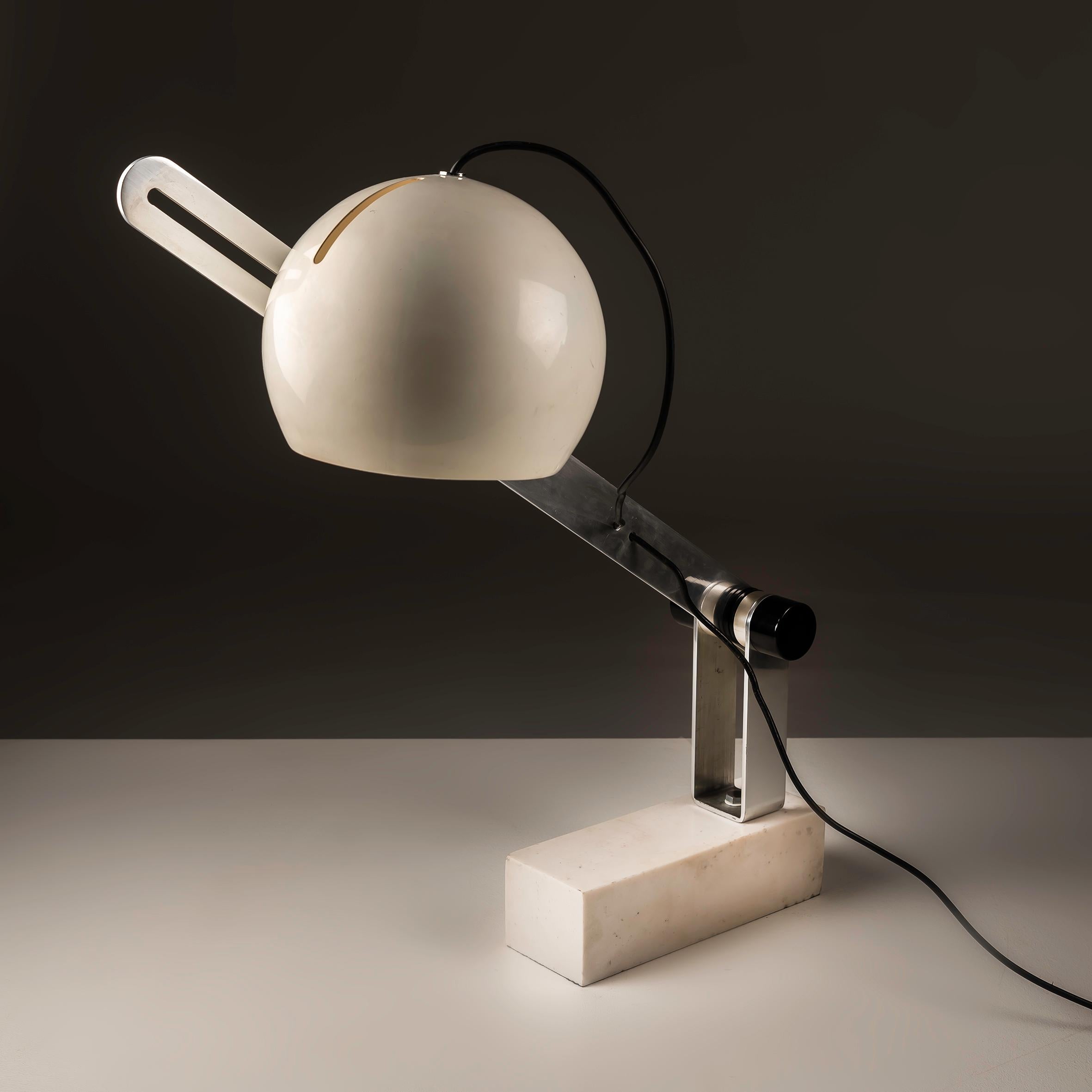 
This rare Italian lamp, reminiscent of the style of Joe Colombo and dating back to the 1960s, epitomizes the innovative spirit of Space Age design. Its Carrara marble base not only lends a touch of luxury but also anchors the lamp with stability