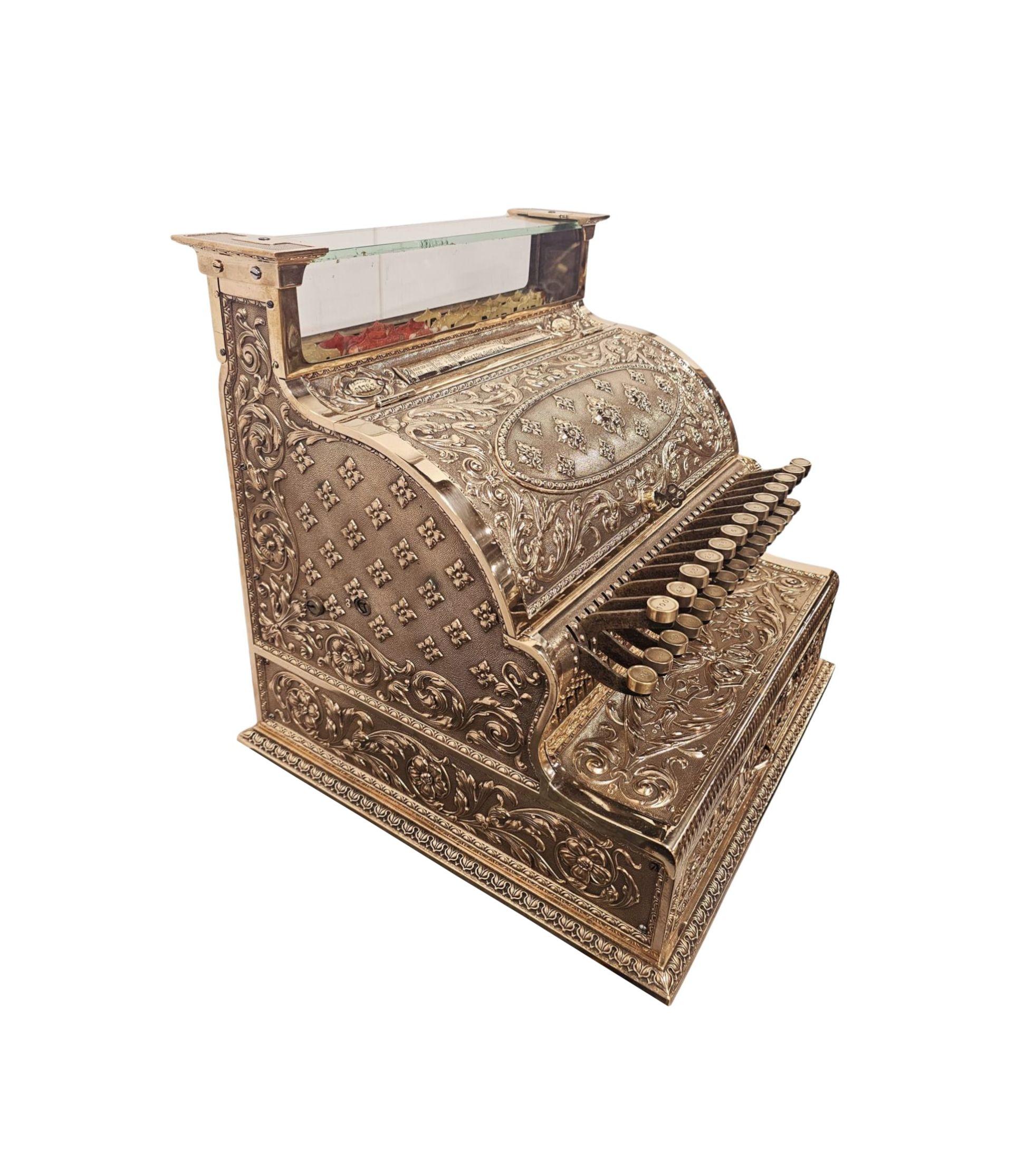Très rare caisse enregistreuse nationale en laiton poli du 19e siècle.  Cette fabuleuse pièce aux proportions imposantes a été entièrement restaurée et est en état de marche.  L'élégant corps en laiton poli, finement moulé et orné de repoussés, est