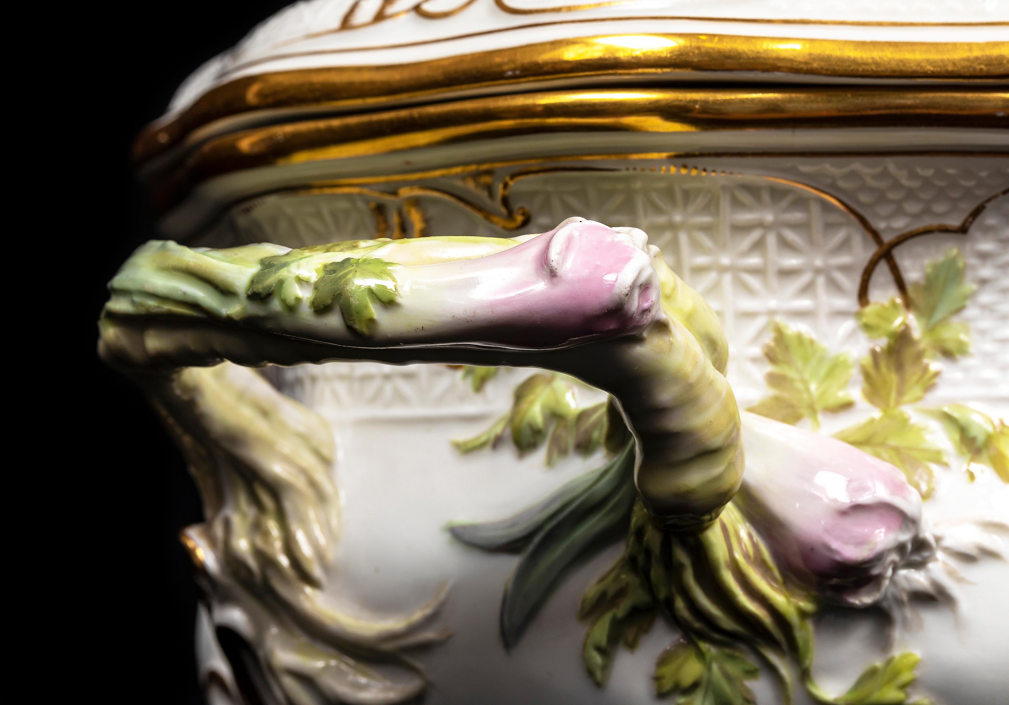 A Very Rare Meissen Porcelain Tureen and Cover with Vegetable and Lobster Top For Sale 5