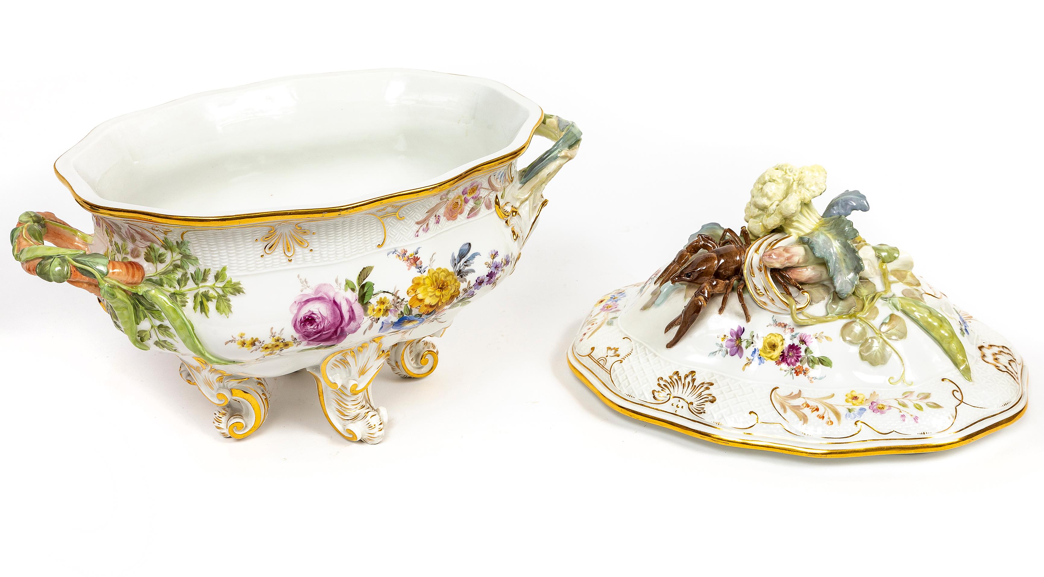 A Very Rare Meissen Porcelain Tureen and Cover with Vegetable and Lobster Top In Good Condition For Sale In New York, NY