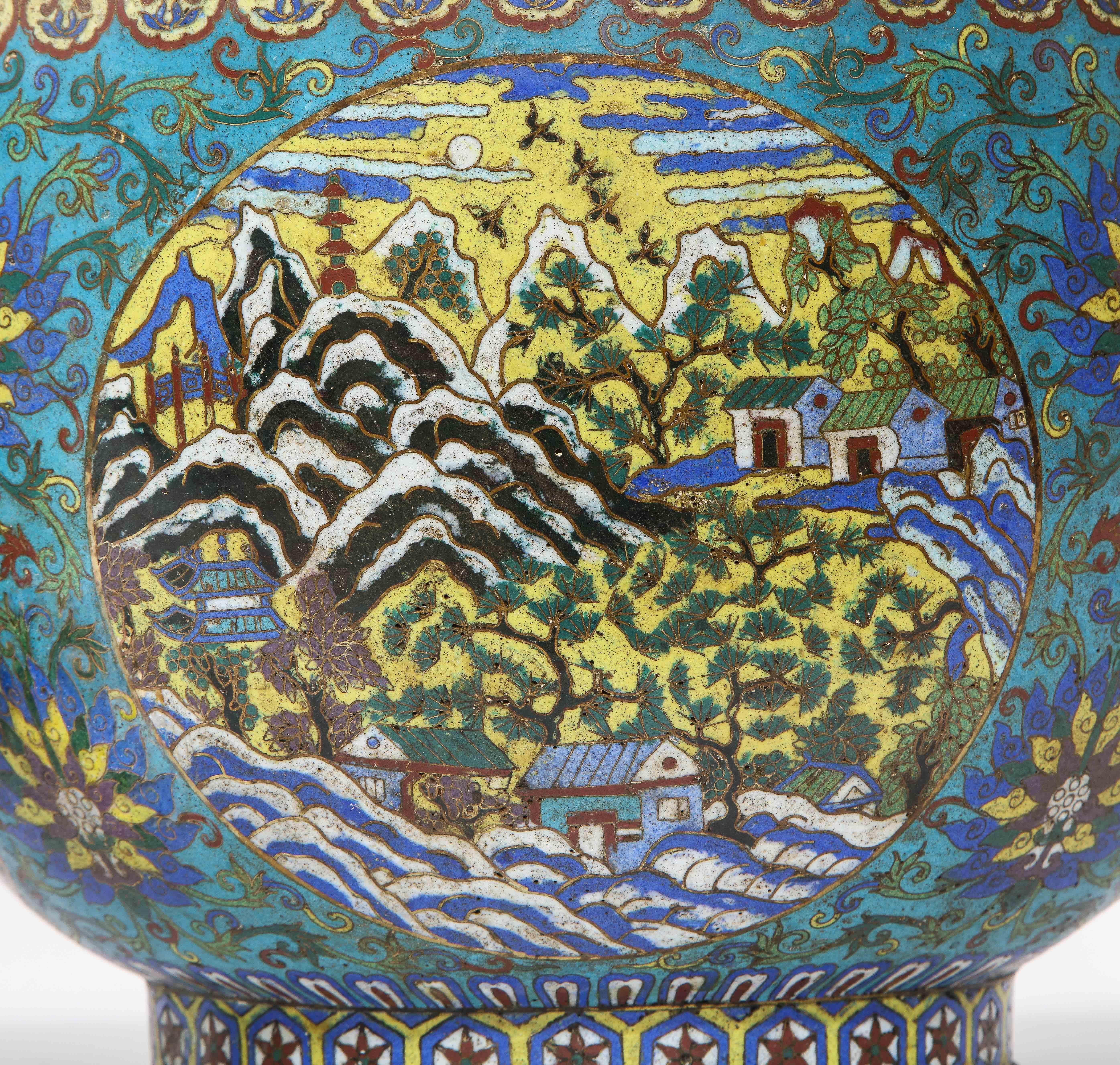 Ein sehr seltenes Paar chinesischer Cloisonné-Pflanzgefäße aus der Kangxi-Zeit mit Landschaftsszenen im Angebot 3