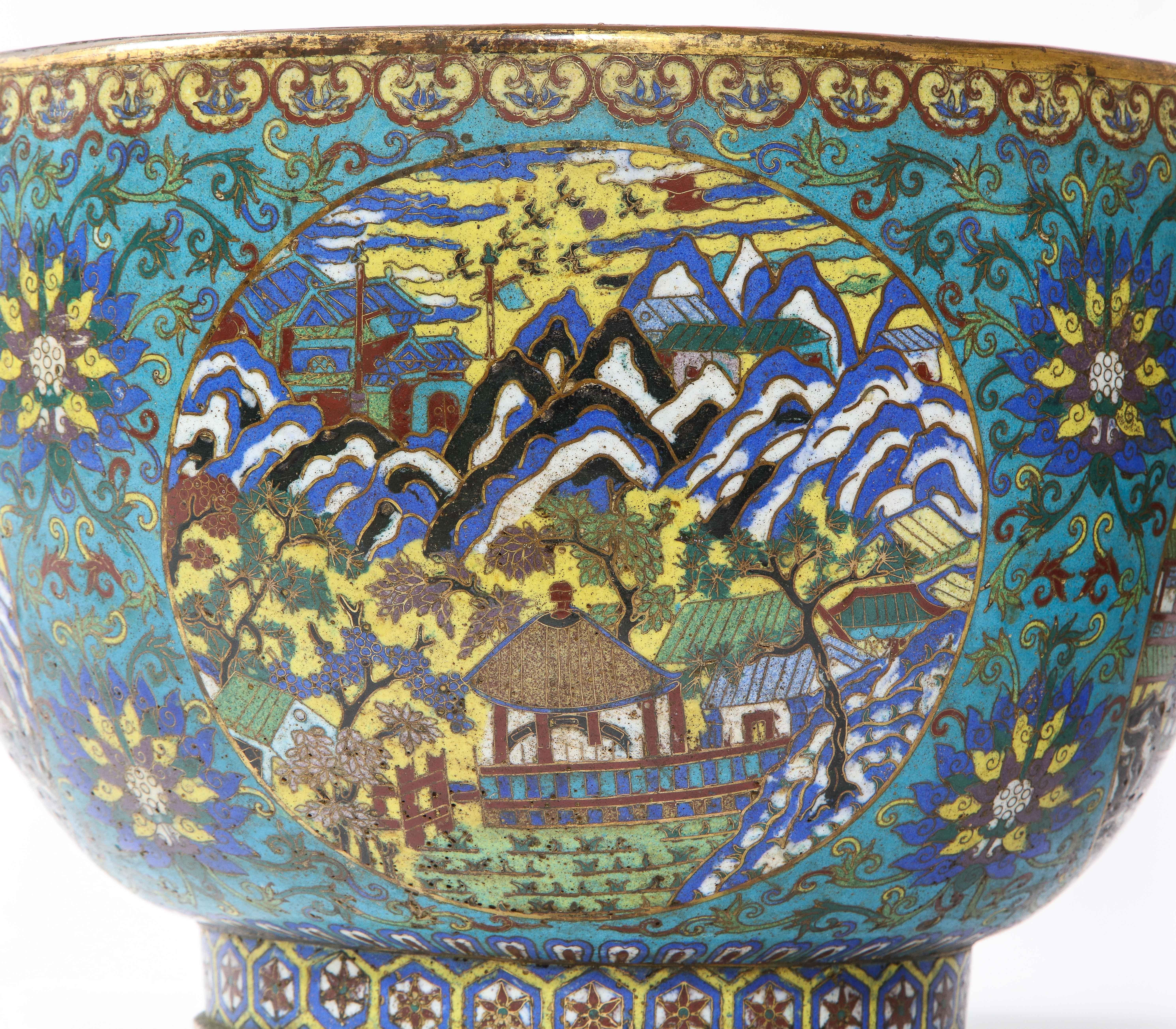 Ein sehr seltenes Paar chinesischer Cloisonné-Pflanzgefäße aus der Kangxi-Zeit mit Landschaftsszenen im Angebot 5