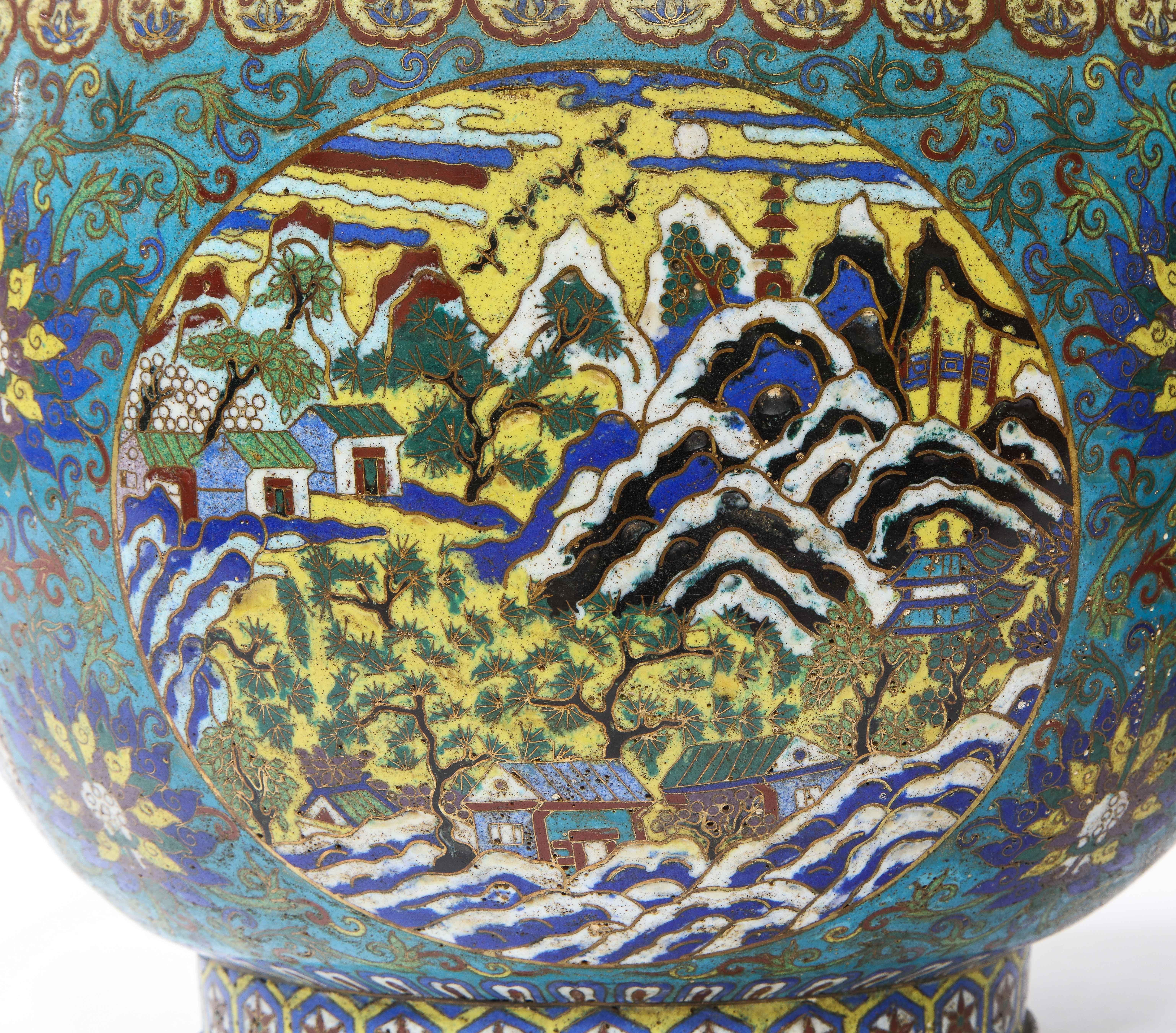 Ein sehr seltenes Paar chinesischer Cloisonné-Pflanzgefäße aus der Kangxi-Zeit mit Landschaftsszenen im Angebot 7