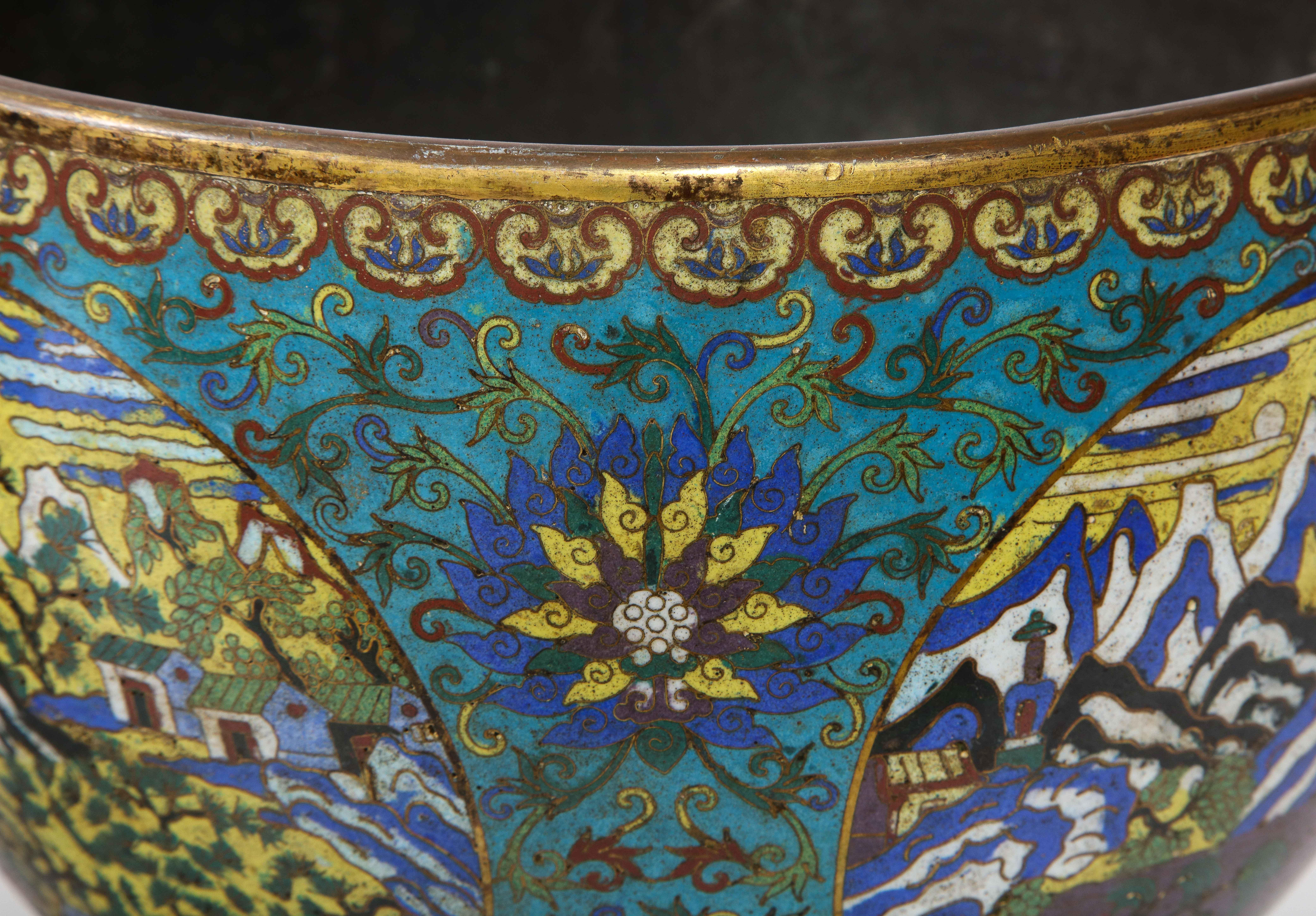 Ein sehr seltenes Paar chinesischer Cloisonné-Pflanzgefäße aus der Kangxi-Zeit mit Landschaftsszenen im Angebot 8