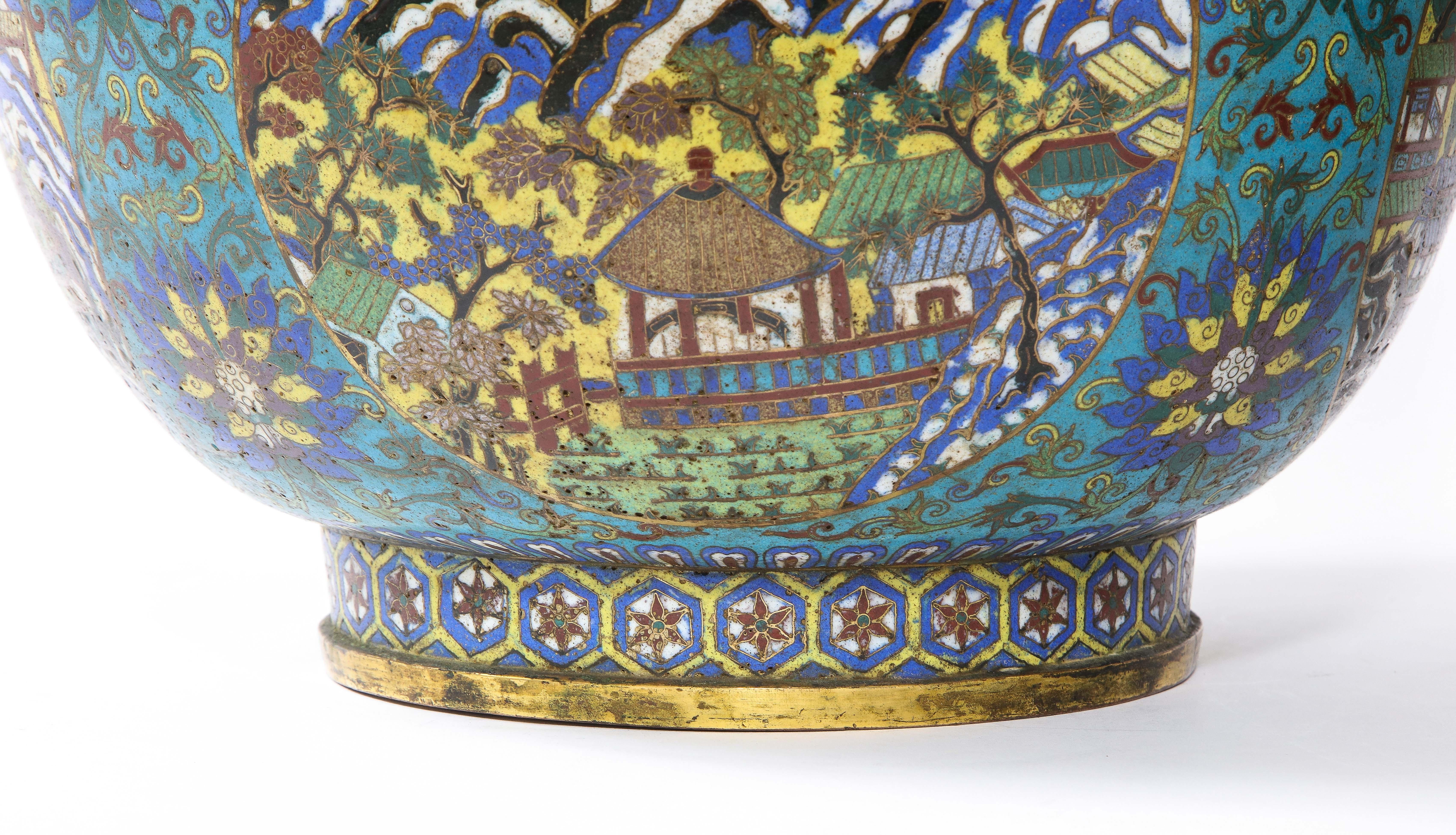 Ein sehr seltenes Paar chinesischer Cloisonné-Pflanzgefäße aus der Kangxi-Zeit mit Landschaftsszenen im Angebot 9