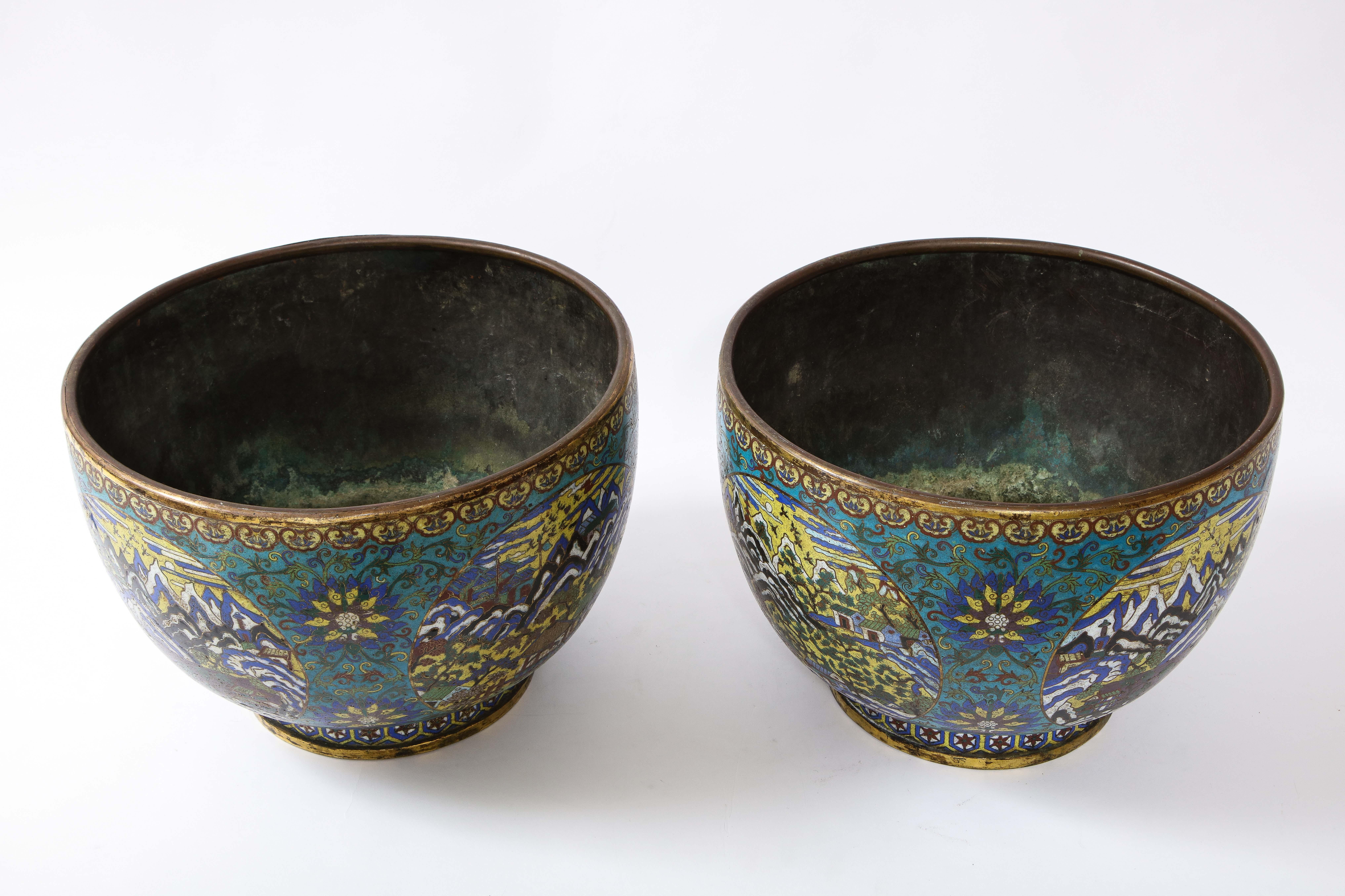 Ein sehr seltenes Paar chinesischer Cloisonné-Pflanzgefäße aus der Kangxi-Zeit mit Landschaftsszenen im Angebot 10