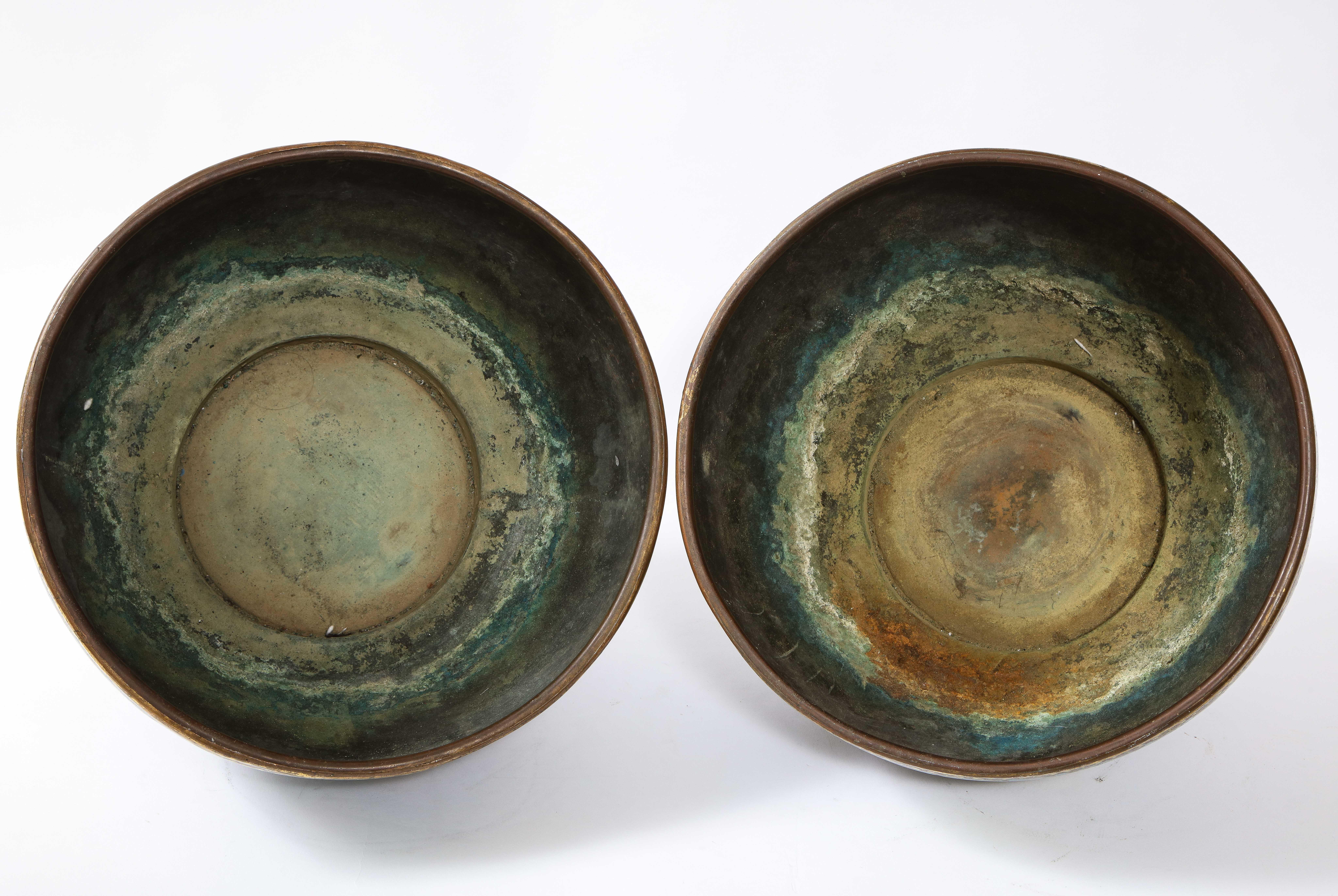 Ein sehr seltenes Paar chinesischer Cloisonné-Pflanzgefäße aus der Kangxi-Zeit mit Landschaftsszenen im Angebot 11