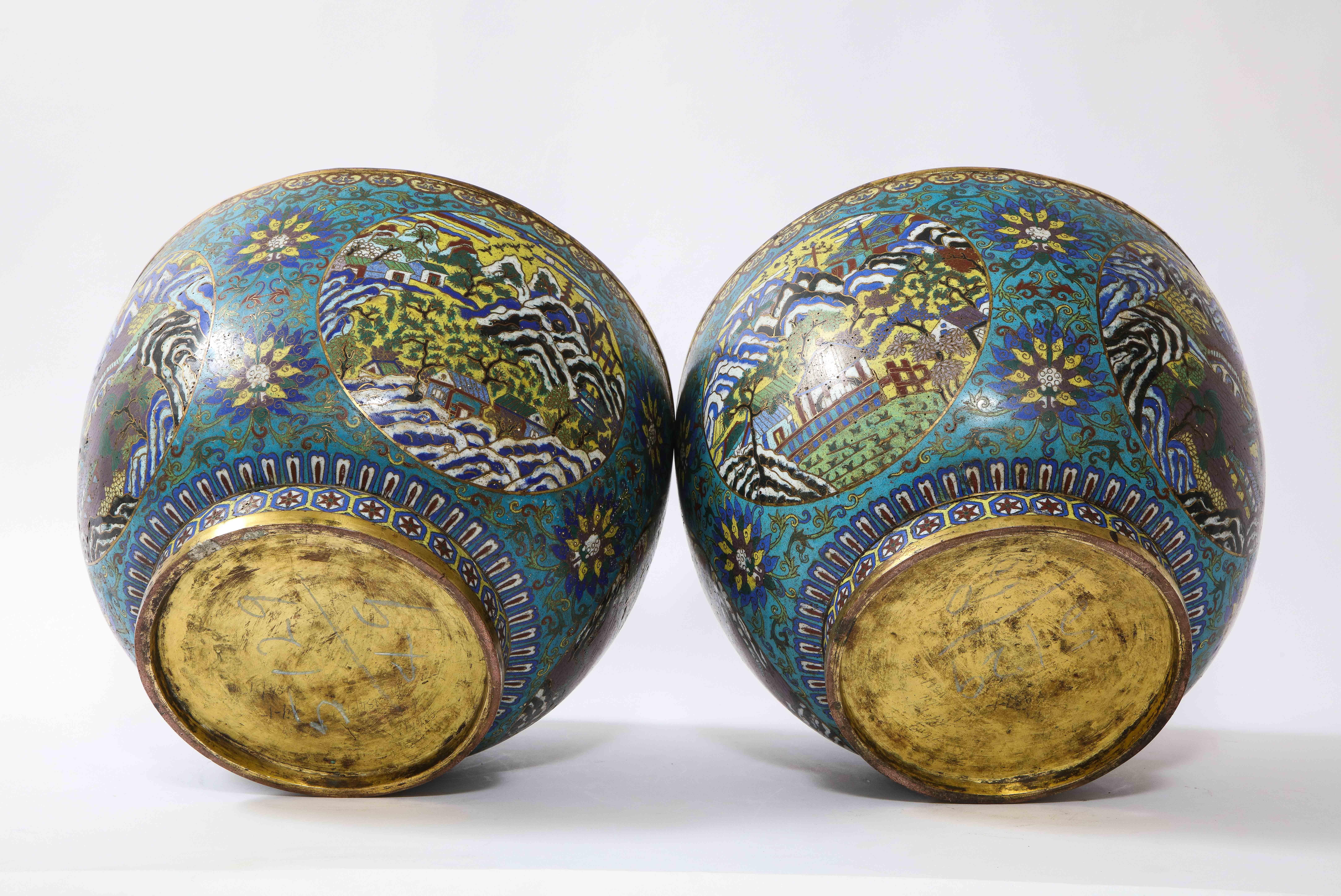 Ein sehr seltenes Paar chinesischer Cloisonné-Pflanzgefäße aus der Kangxi-Zeit mit Landschaftsszenen im Angebot 12