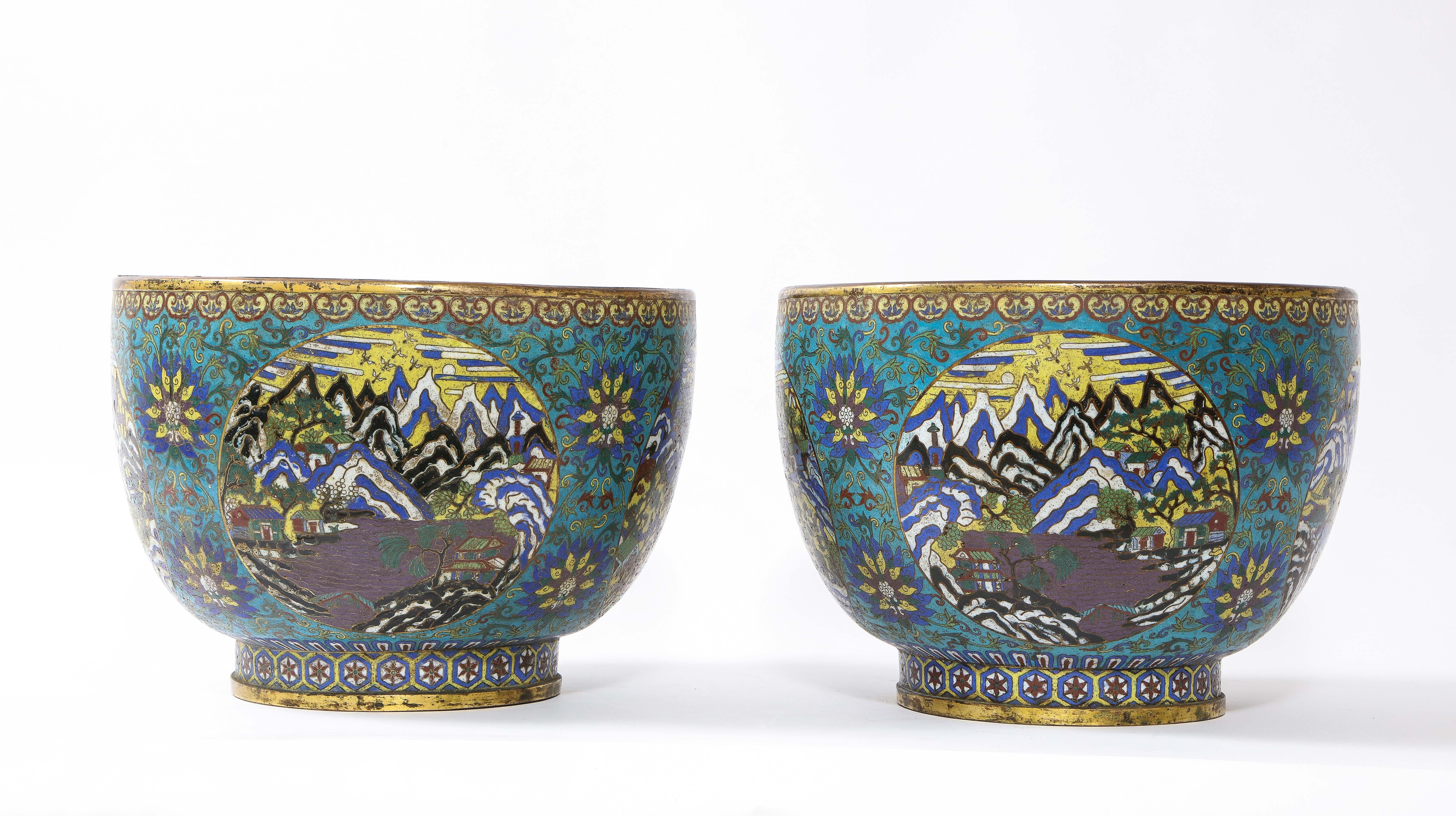Ein sehr seltenes Paar chinesischer Cloisonné-Pflanzgefäße aus der Kangxi-Zeit mit Landschaftsszenen (Qing-Dynastie) im Angebot