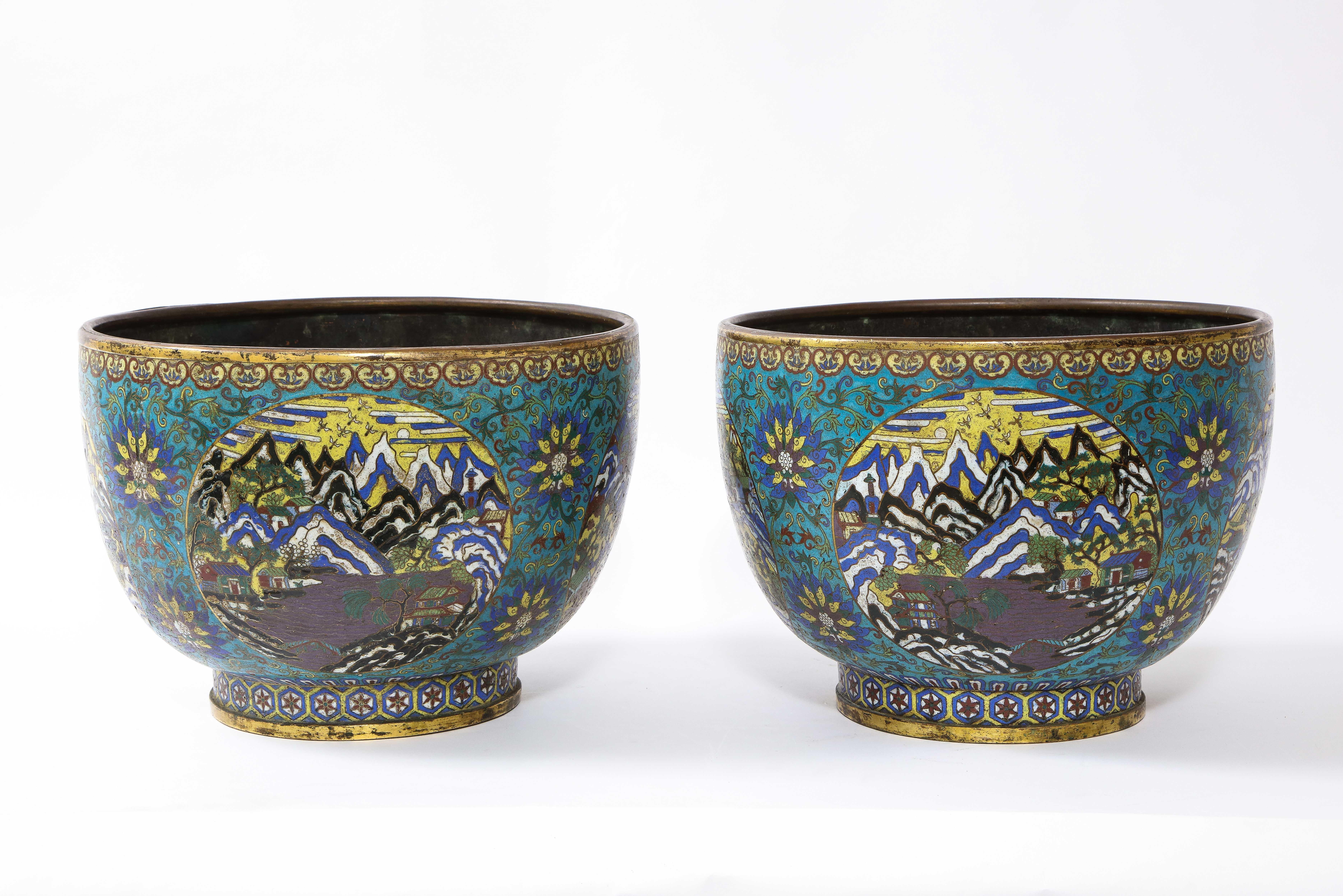 Ein sehr seltenes Paar chinesischer Cloisonné-Pflanzgefäße aus der Kangxi-Zeit mit Landschaftsszenen (Chinesisch) im Angebot