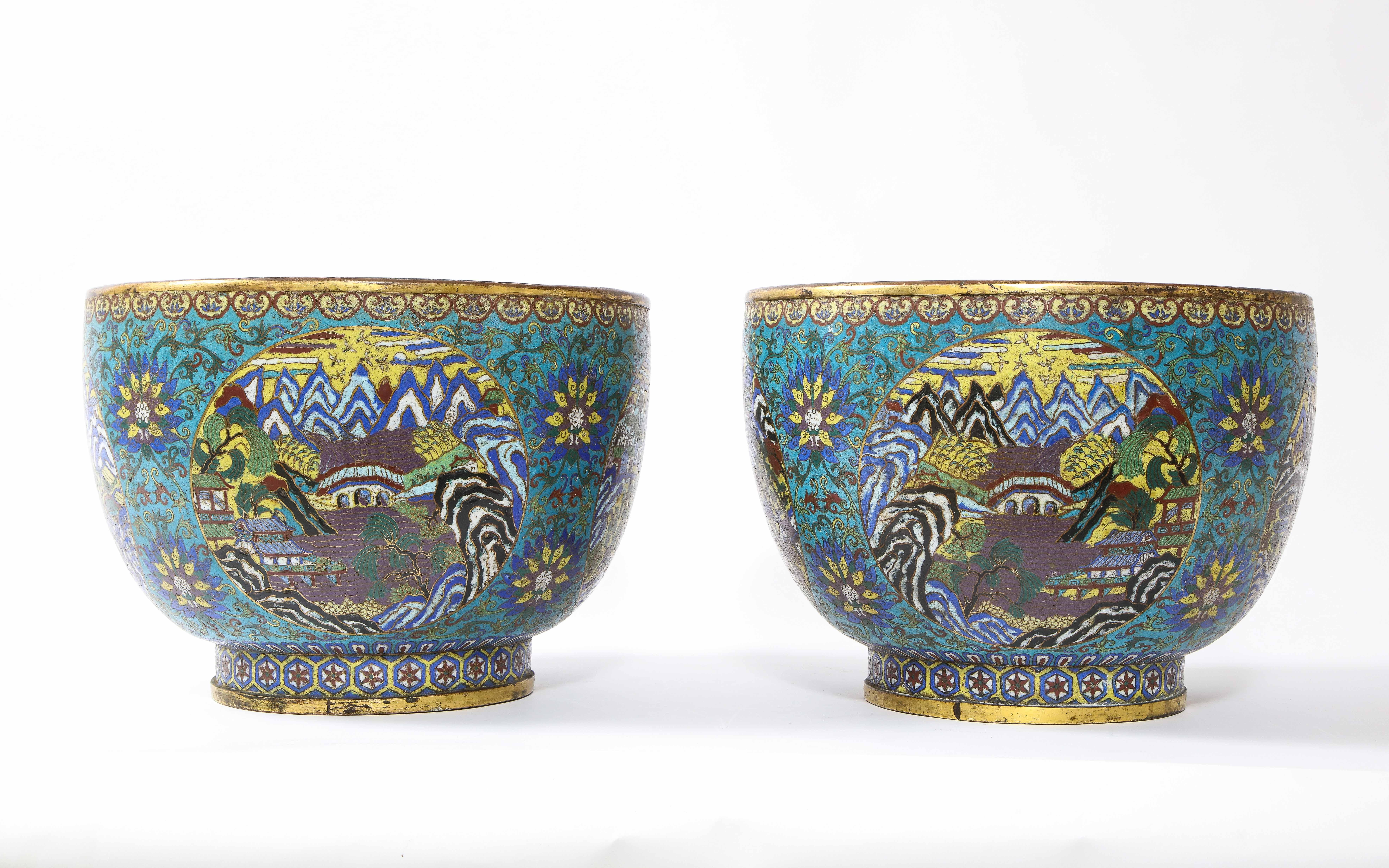 Ein sehr seltenes Paar chinesischer Cloisonné-Pflanzgefäße aus der Kangxi-Zeit mit Landschaftsszenen im Zustand „Gut“ im Angebot in New York, NY