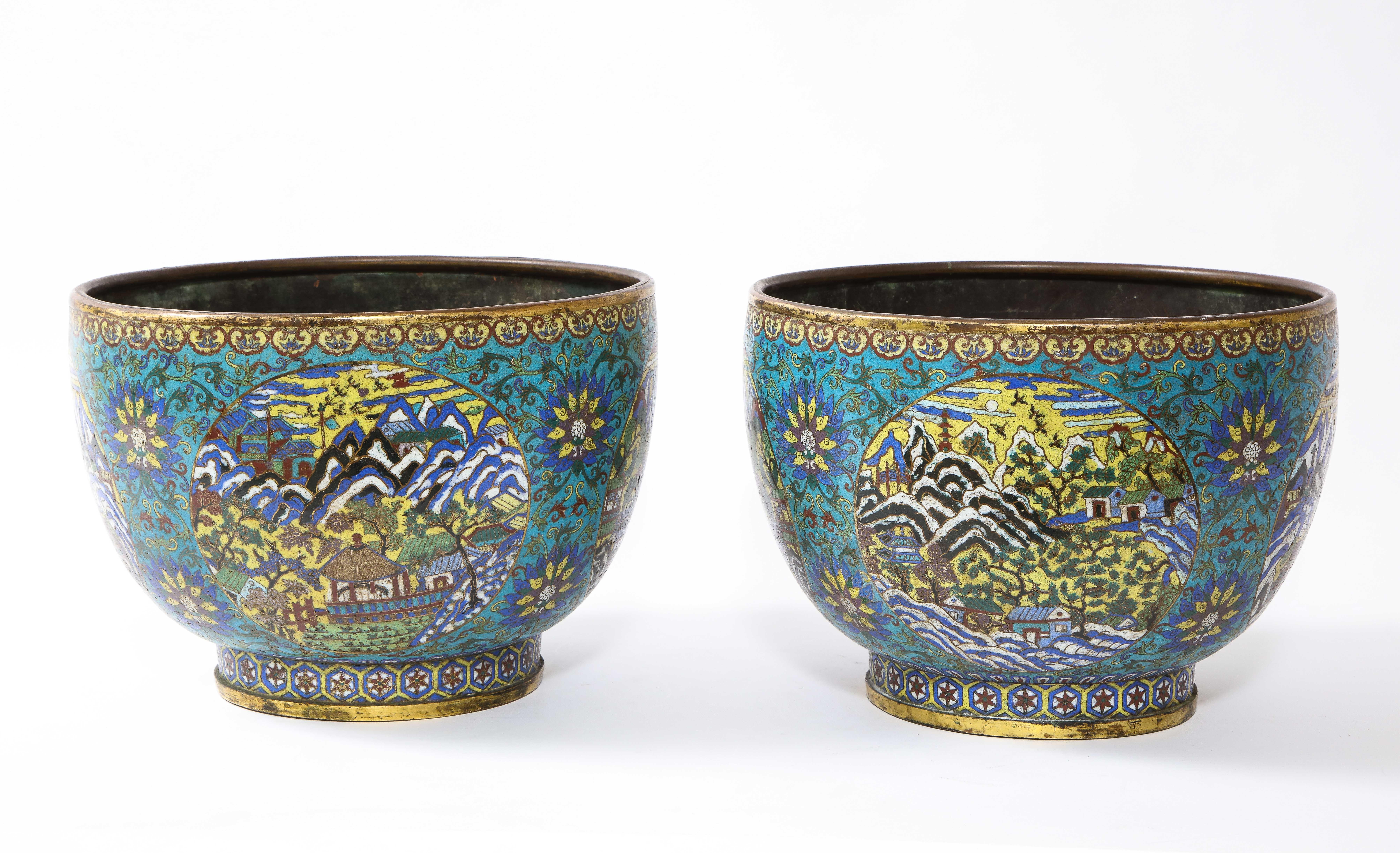 Ein sehr seltenes Paar chinesischer Cloisonné-Pflanzgefäße aus der Kangxi-Zeit mit Landschaftsszenen (18. Jahrhundert und früher) im Angebot