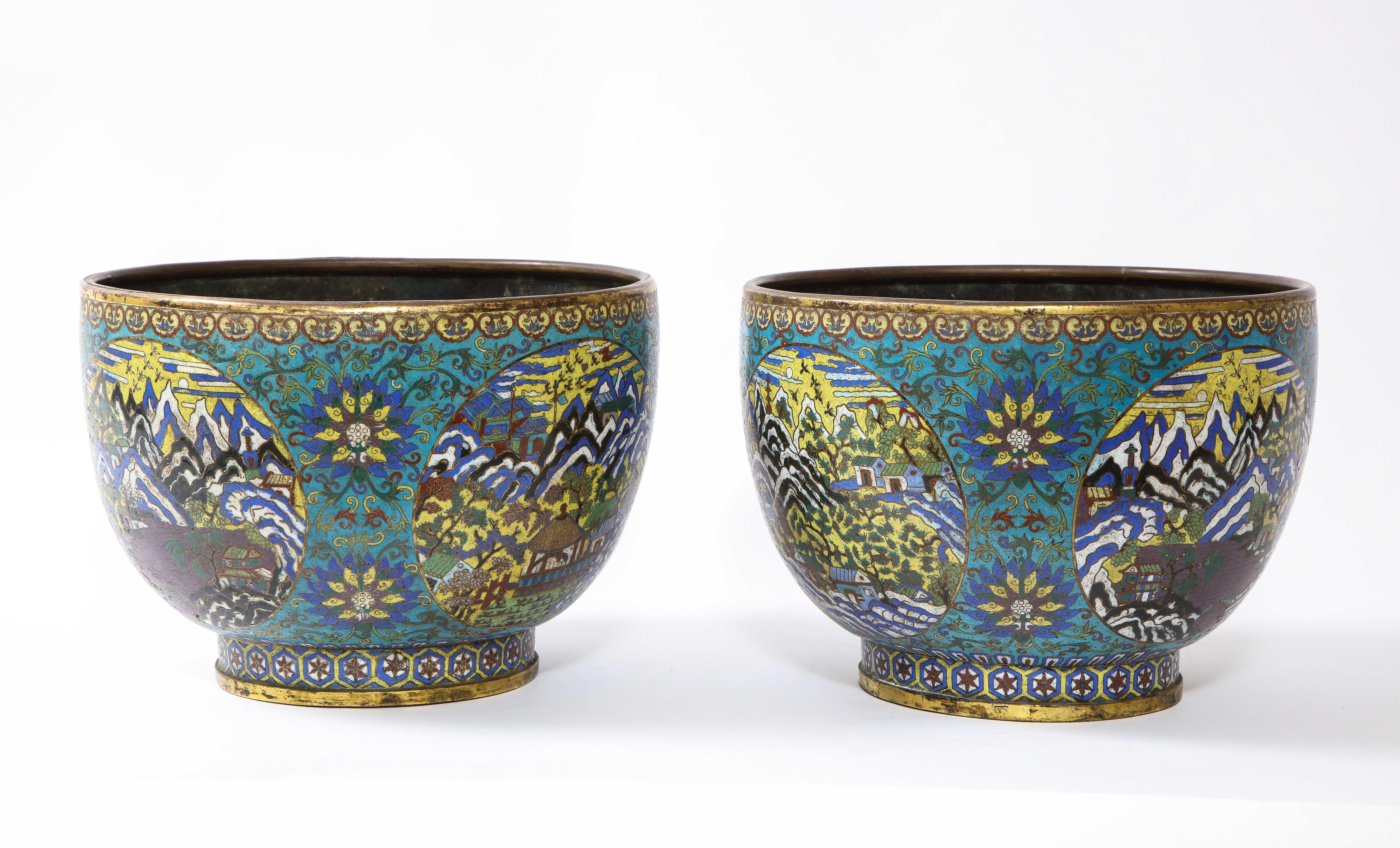 Ein sehr seltenes Paar chinesischer Cloisonné-Pflanzgefäße aus der Kangxi-Zeit mit Landschaftsszenen (Bronze) im Angebot