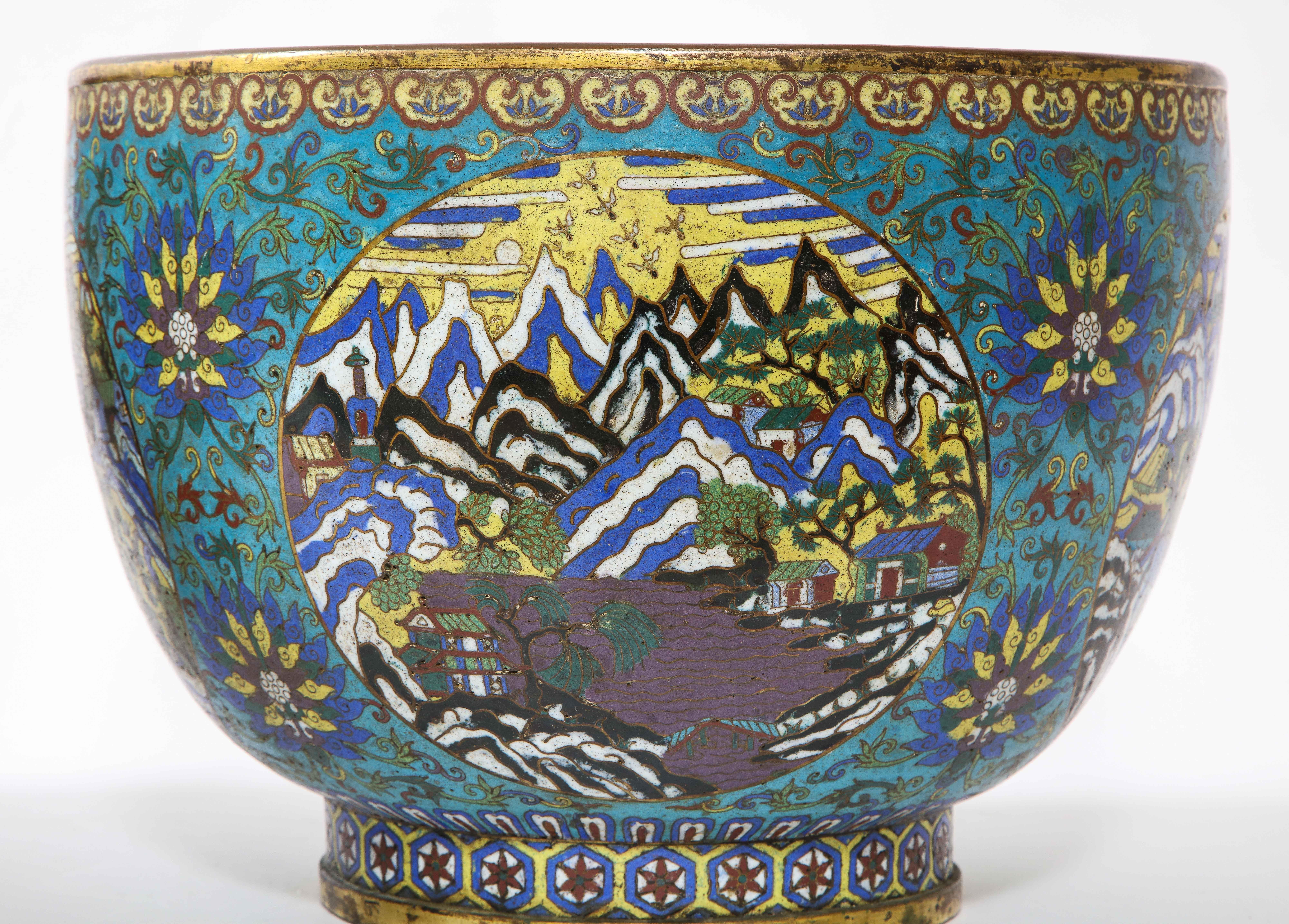 Ein sehr seltenes Paar chinesischer Cloisonné-Pflanzgefäße aus der Kangxi-Zeit mit Landschaftsszenen im Angebot 1