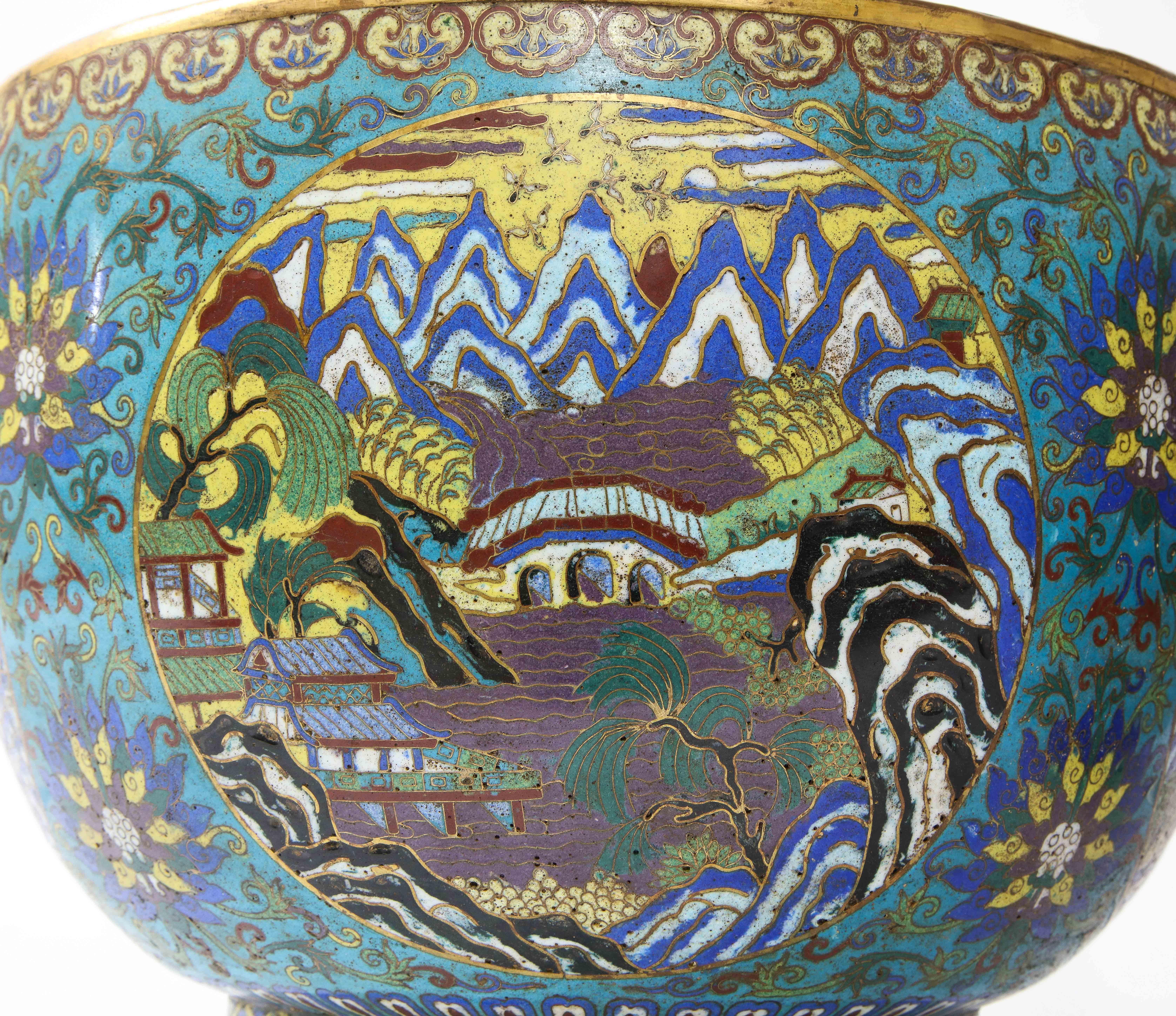 Ein sehr seltenes Paar chinesischer Cloisonné-Pflanzgefäße aus der Kangxi-Zeit mit Landschaftsszenen im Angebot 2