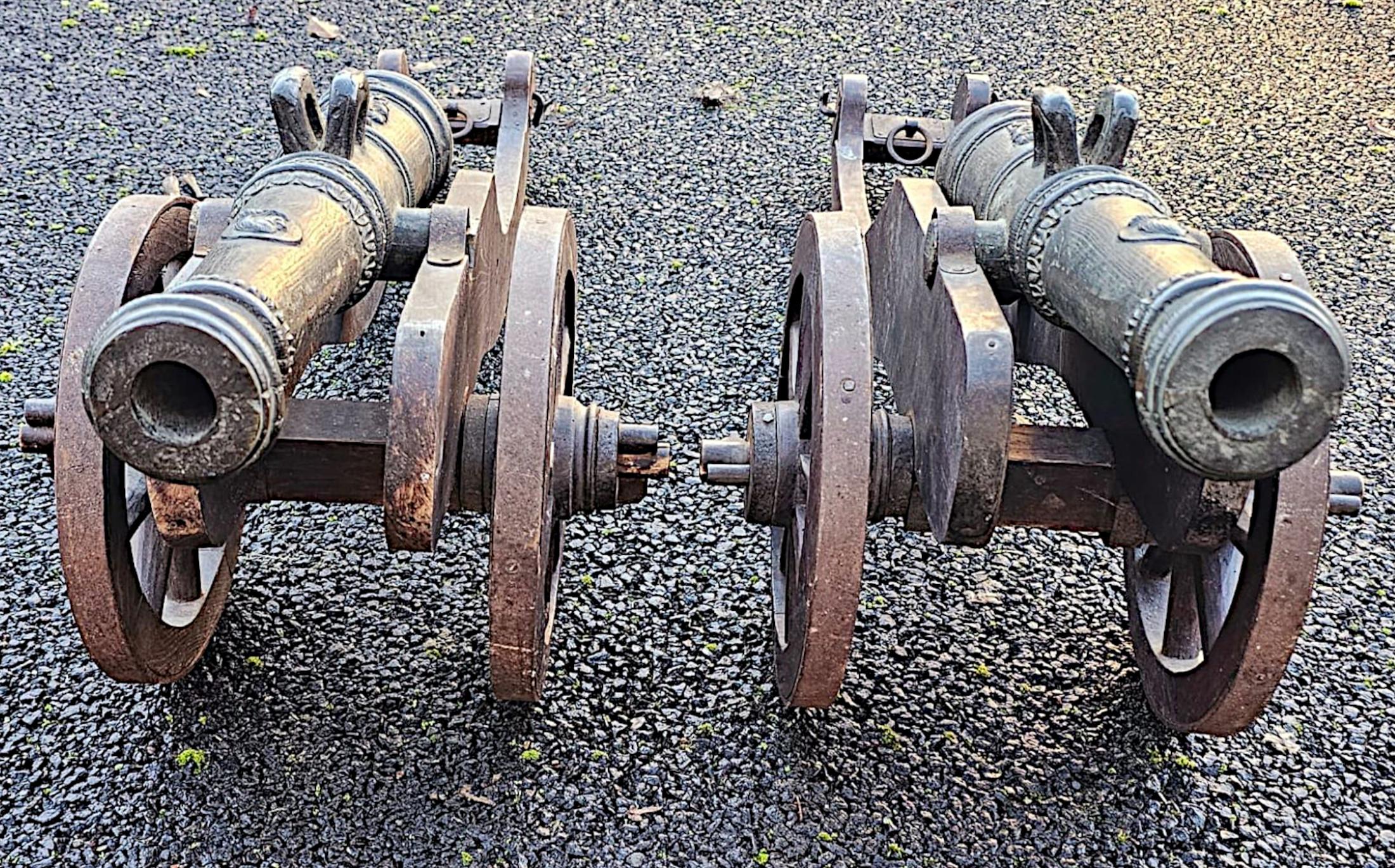 Néerlandais Paire très rare de canons de signal à canon en bronze du XIXe siècle sur socle en bois en vente