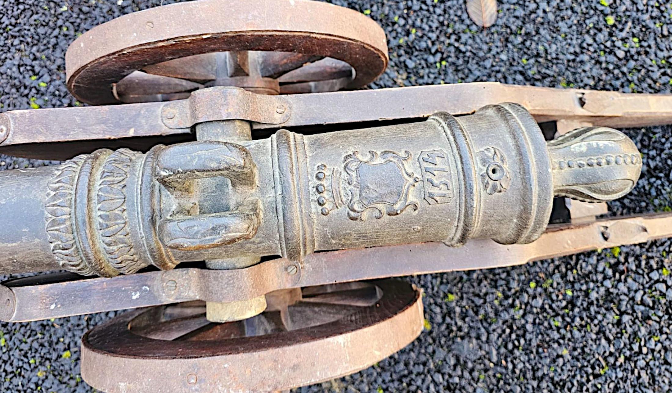 A Very Rare Pair of 19th Century Bronze Barrelled Signal Cannons on Timber Base For Sale 3