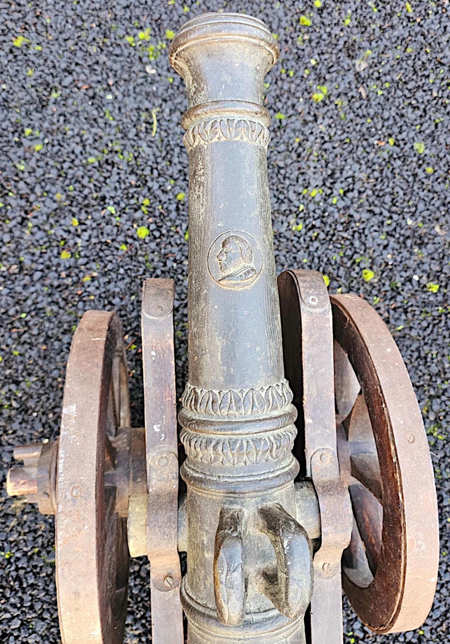 Paire très rare de canons de signal à canon en bronze du XIXe siècle sur socle en bois en vente 4