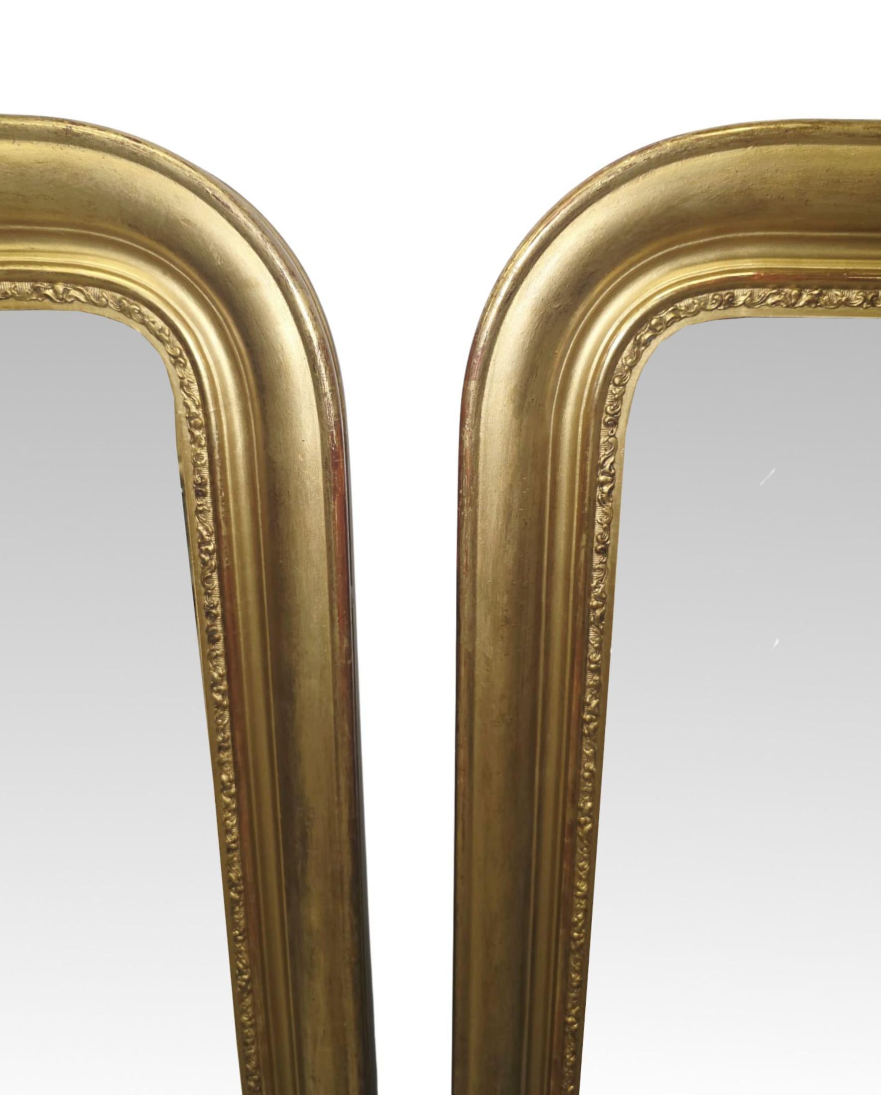 Inglese Una rarissima coppia di specchi in legno dorato dal design semplice ed elegante del XIX secolo in vendita