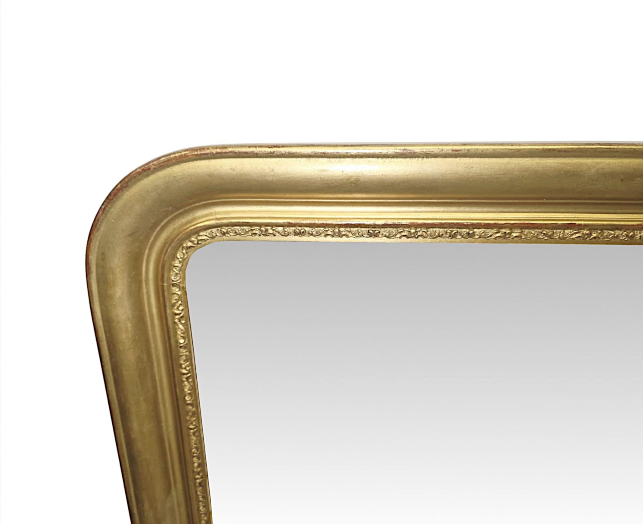 Una rarissima coppia di specchi in legno dorato dal design semplice ed elegante del XIX secolo In condizioni buone in vendita a Dublin, IE