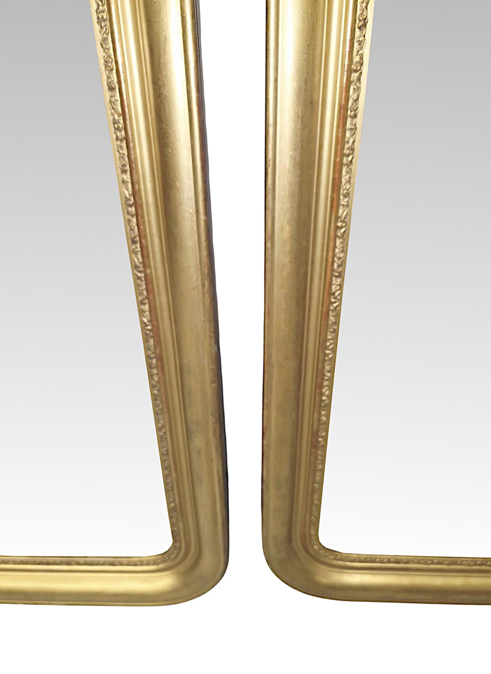 Vetro Una rarissima coppia di specchi in legno dorato dal design semplice ed elegante del XIX secolo in vendita