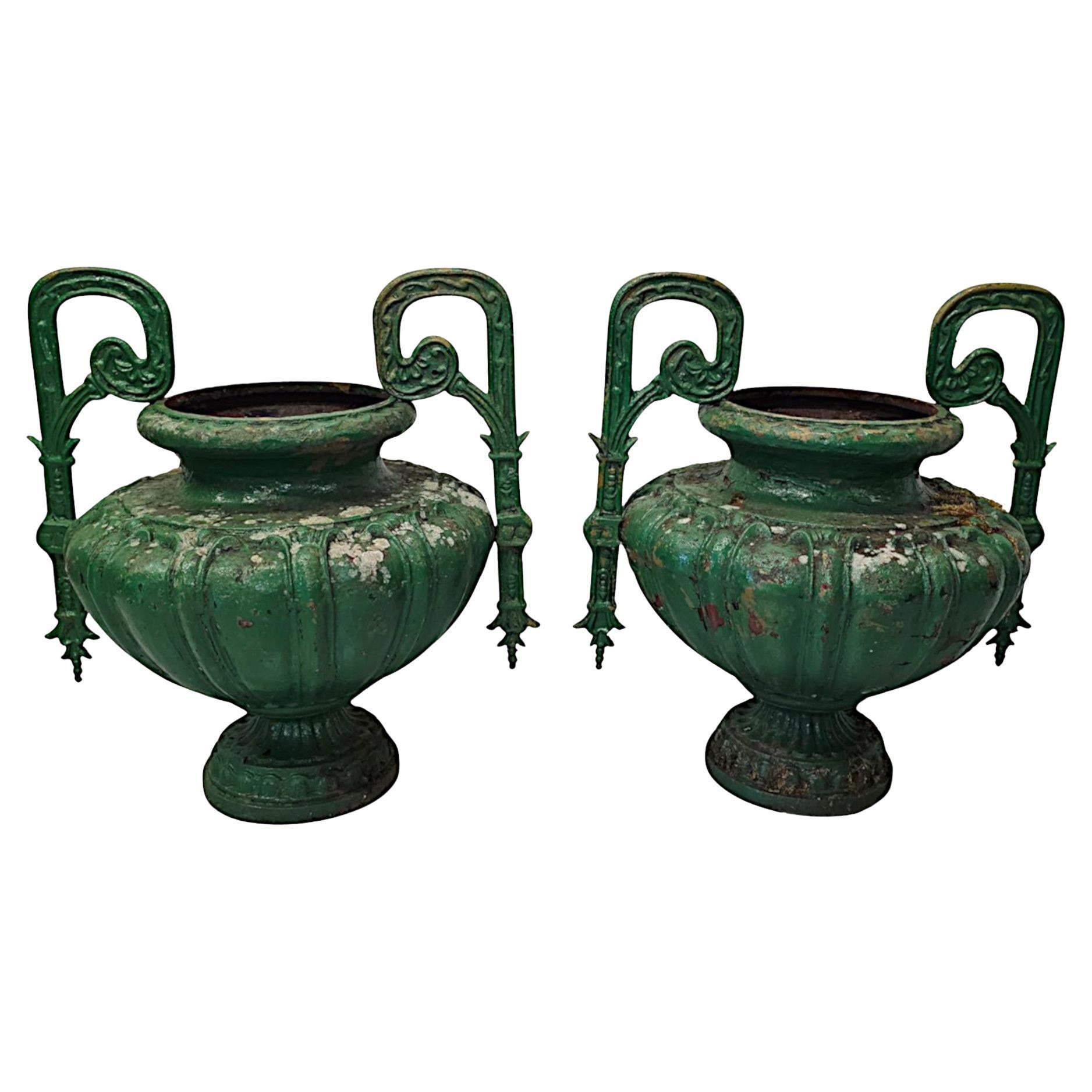 Ein sehr seltenes Paar schwerer gusseiserner Gartenurnen aus dem 19.