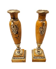 Ein sehr seltenes Paar Siena-Marmorurnen aus dem 19. Jahrhundert mit polierten Messingfassungen