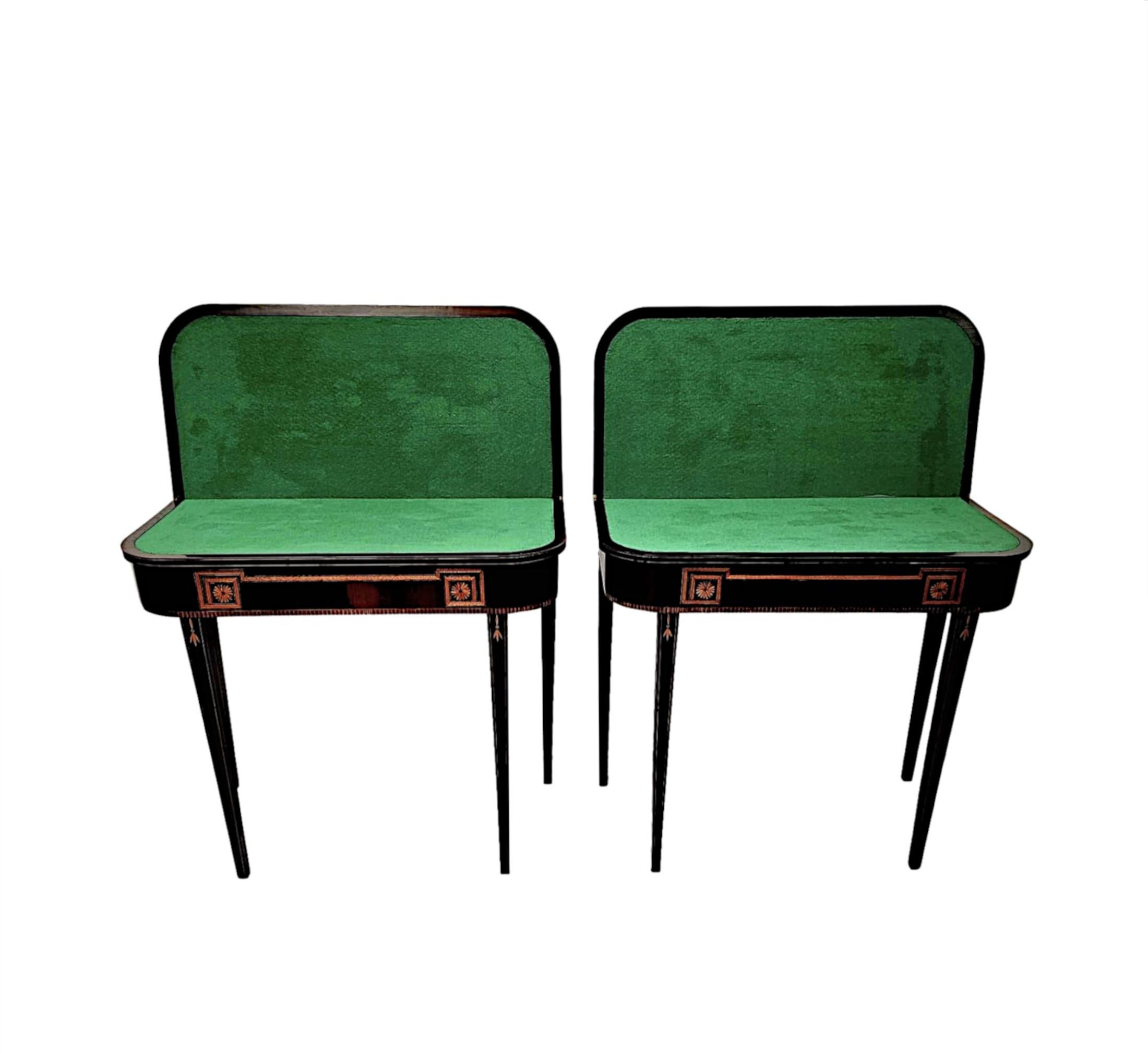 Une paire très rare de tables à cartes en bois de rose Regency du début du 19e siècle, avec incrustation de bois satiné sur toute la surface.  Cette paire fabuleuse est d'une qualité exceptionnelle, finement sculptée à la main, avec une patine et un
