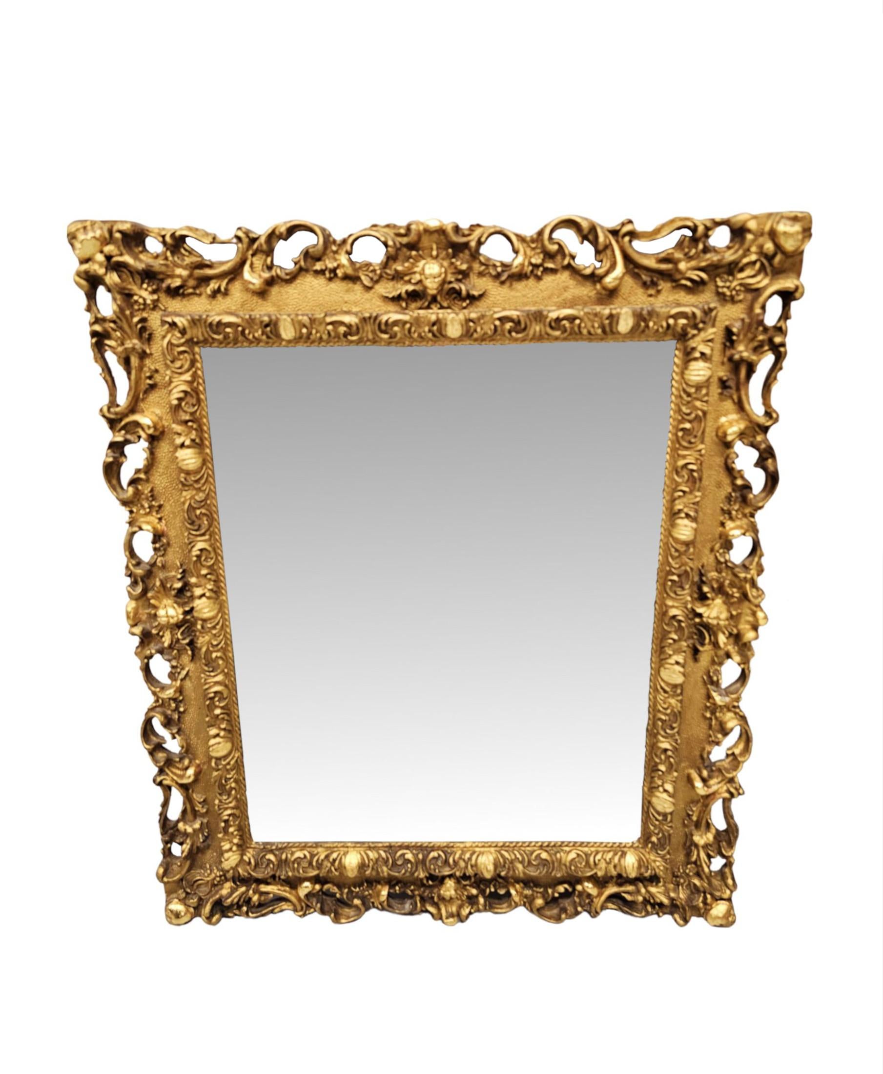Très rare paire de miroirs en bois doré de la fin du XIXe siècle, finement sculptés à la main et d'une qualité exceptionnelle.  La plaque de verre biseautée d'origine, de forme rectangulaire, est enchâssée dans un cadre en bois doré magnifiquement